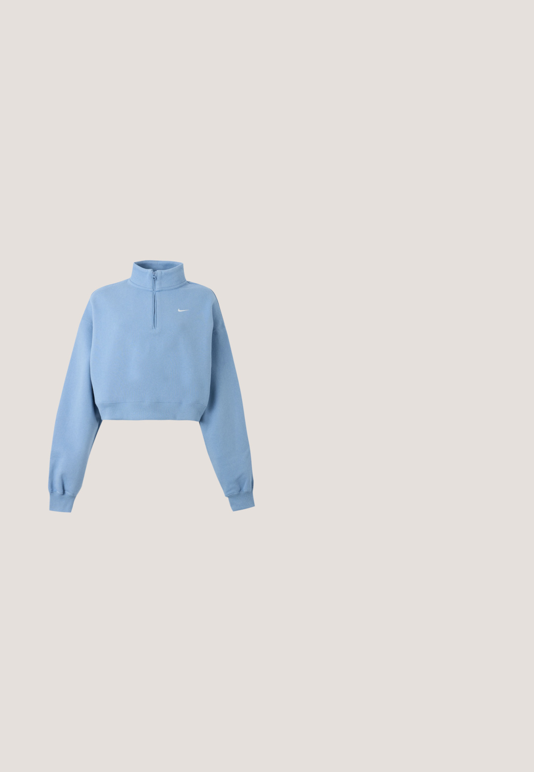 Sweat-shirt court bleu clair à manches longues, poignets côtelés, fermeture éclair quart, col montant, et petit logo blanc Nike sur la poitrine gauche.; Haut de sport à manches courtes bleu clair en tissu lisse. Présente un col rond et un logo Nike discret sur la poitrine, avec des accents blancs.; Leggings ajustés bleu marine avec une taille haute élastique portant "NIKE PRO" en texte blanc et un petit logo Nike swoosh blanc.; Chaussure de sport blanche et bleu clair avec des panneaux en mesh, des accents argentés réfléchissants, une semelle épaisse et rembourrée, et un logo Swoosh noir sur le côté.; Sac fourre-tout en nylon bleu avec des anses noires, arborant un grand logo blanc Nike swoosh. Fermeture éclair sur le dessus et poche supplémentaire sur le côté.; Boucles d’oreilles créoles en métal argenté avec une surface lisse légèrement incurvée et des fermoirs à clapet sur un fond blanc uni.