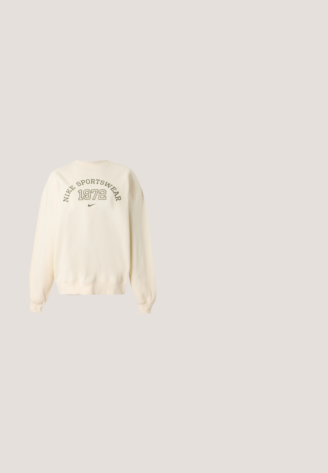Hanorac de culoare crem cu "NIKE SPORTSWEAR 1972" și un mic logo Nike swoosh imprimat pe față.; Tricou din bumbac verde deschis cu mâneci scurte, având logo-ul "NIKE SHOX" alb și verde pe față și un mic swoosh Nike pe mânecă.; Pantaloni largi de trening verde măsliniu, cu talie elastică și șnur negru, având un mic logo verde neon pe coapsa stângă.; Pantof sportiv alb cu panouri din plasă, talpă amortizantă și logo Nike pe lateral, prezentat din profil drept pe un fundal alb.; Geantă de umăr din material textil moale verde măsliniu, cu închidere cu fermoar şi curea reglabilă, pe un fundal simplu, deschis.; Cercei cerc argintii cu design răsucit în formă de frânghie și un rând de pietre clare de-a lungul marginii. Textură netedă cu finisaj lucios.