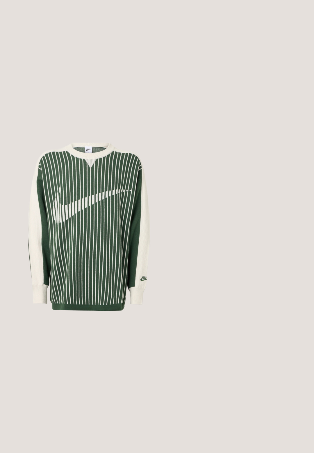 Grüner und cremefarbener Strickpullover mit vertikalen Streifen, große weiße Nike-Logo, gerippte Bündchen und Rundhalsausschnitt.; Schwarzes kurzärmliges T-Shirt mit einem großen weißen und blauen Nike-Logo und Swoosh, mittig auf der Brust.; Schwarze weit geschnittene Hose aus weichem Stoff, mit elastischem Bund und Kordelzug, seitlichen Taschen und glatter Textur.; Die Nike Air Jordan Sneakers verfügen über eine weiße Lederbasis mit blauen synthetischen Akzenten, einer perforierten Zehenbox und blauen Schnürsenkeln.; Arnette HOT SHOT - Sonnenbrille - dark grey; Schwarze Stoff-Schultertasche mit texturiertem Äußeren, verstellbarem Schultergurt und Kordelzugverschluss. Verfügt über auffällige Nähte und ein seitliches Etikett.