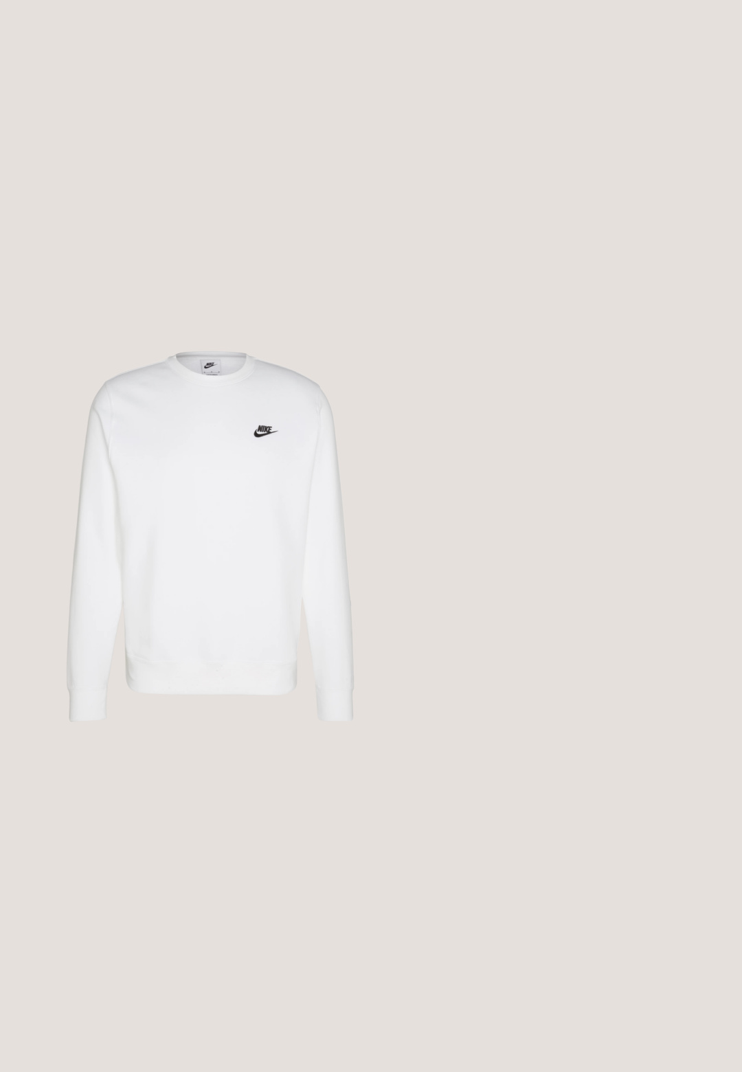 Weißes Sweatshirt aus Baumwolle mit langen Ärmeln und Rundhalsausschnitt sowie dem schwarzen Nike-Logo auf der linken Brust. Weicher Stoff mit gerippten Bündchen.; Helles blaues Kurzarmhemd aus glattem Stoff, mit einem Knopfverschluss-Design und einem kleinen weißen Nike-Logo auf der Brust.; Graue Baumwoll-Sportshorts mit einem verstellbaren Kordelzugbund, seitlichen Eingrifftaschen und einem kleinen Logo am unteren Saum.; Nike Sportswear P 6000 - Sneaker low - phantom/obsidian/summit white/white/black/metallic silver; Urban Classics Sonnenbrille - transparent/blue; Maple BAR CURB CHAIN - Halskette - silver coloured