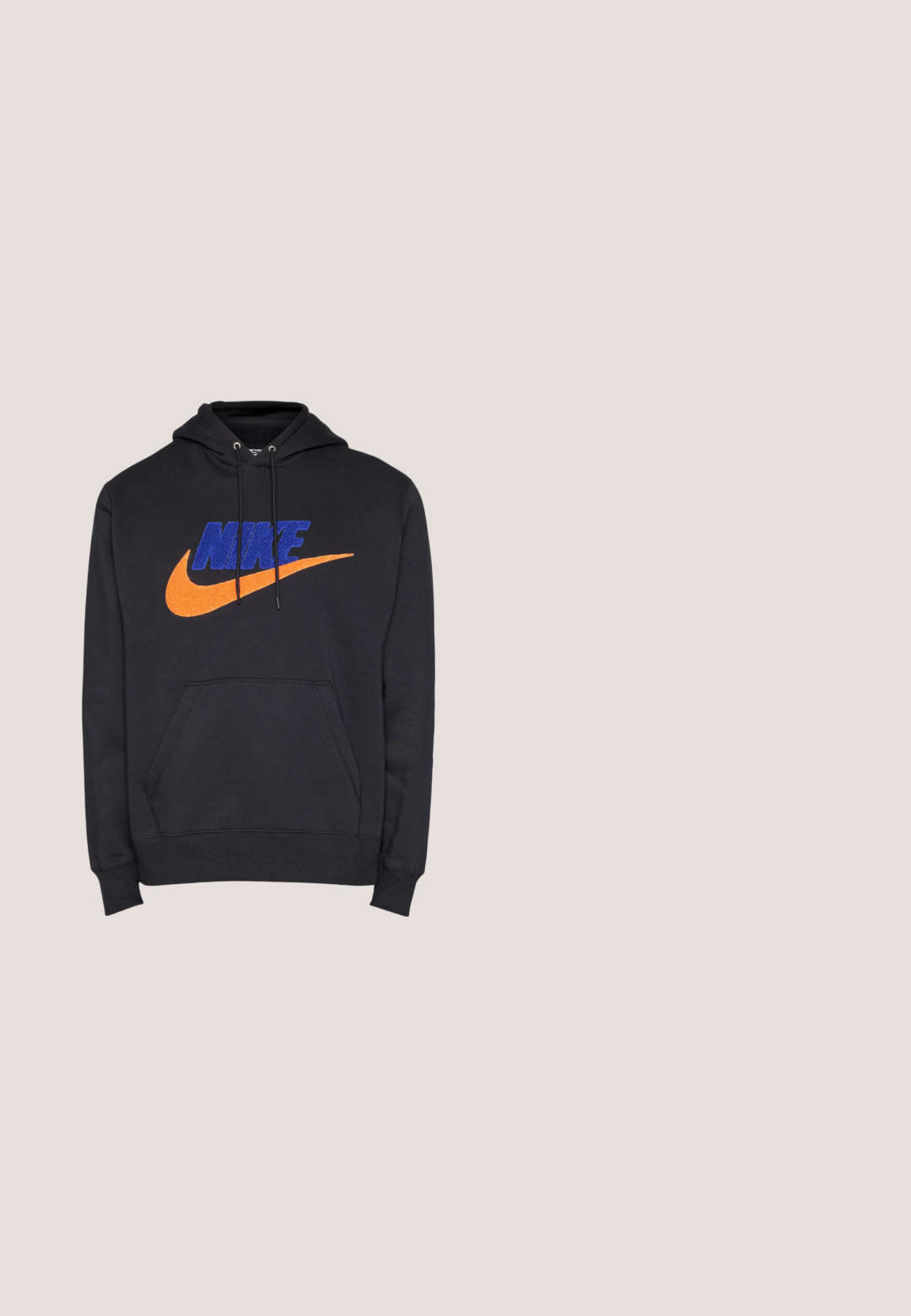 Nike Sportswear M NK CLUB BB PO CHNL FTRA - Kapuzenpullover - black/deep royal blue/safety orange; Weißes Baumwoll-T-Shirt mit kurzen Ärmeln und Rundhalsausschnitt. Verfügt über ein kleines, dezentes Nike-Logo auf der Brust und ein seitliches Etikett.; Schwarze Sweatpants aus weichem Stoff, ausgestattet mit einem elastischen Bund und eng anliegenden Bündchen, mit einem kleinen weißen Nike-Logo auf dem linken Oberschenkel.; Nike Sportswear AIR FORCE 1 07 FLYEASE - Sneaker low - black; Schwarze rechteckige Sonnenbrille mit dunklen Gläsern. Kunststoffrahmen mit glänzender Oberfläche, ausgestattet mit einer breiten Brücke und leicht verjüngten Bügeln.; Silberne Halskette mit miteinander verbundenen Gliedern, glatter Oberfläche und Verschluss. Das Design ist einheitlich und leicht dick.