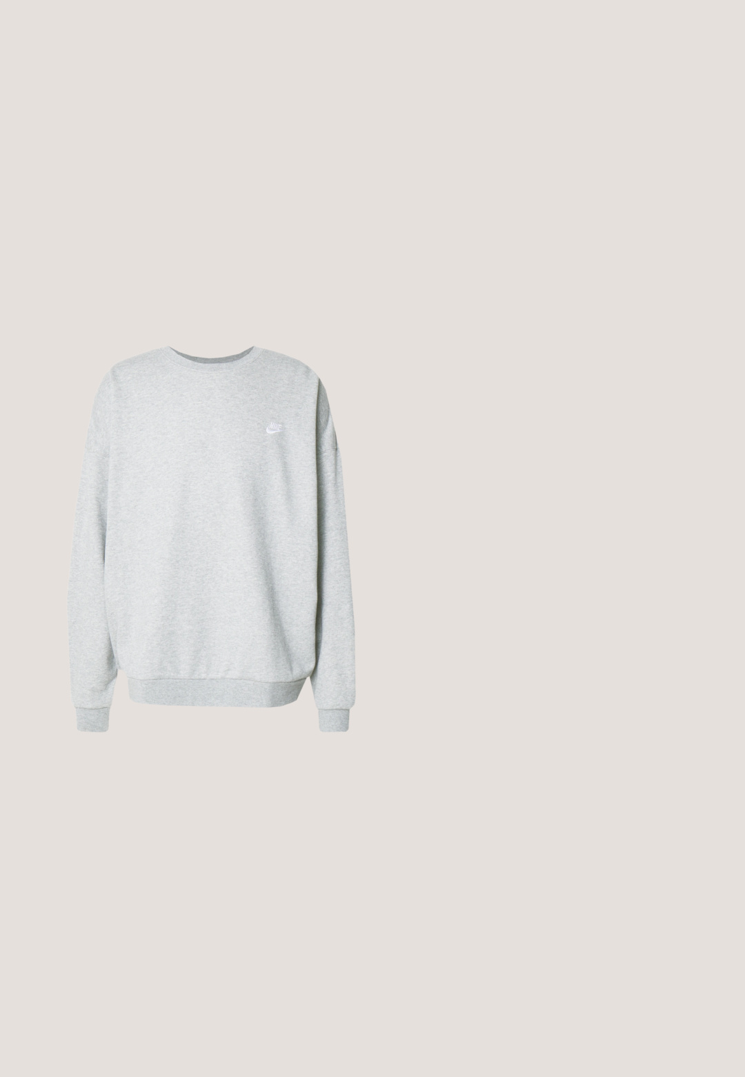 Grijze sweatshirt van een katoenmix, met een ronde hals, verlaagde schouders en een klein wit logo op de borst.; Lichtblauw overhemd met korte mouwen, gemaakt van gladde stof, met een knoopsluiting en een klein wit Nike-logo op de borst.; Grijze katoenen sportshorts met een verstelbare trekkoord taille, zijzakken en een klein logo op de onderste zoom.; Donkergrijze Nike hardloopschoen met mesh en synthetisch ontwerp, zwevend boven een roze betonoppervlak met een grijze stenen achtergrond.; Zwarte sportzonnebril met enkelvoudig, groot, regenbooggetint lens en geventileerde pootjes, rustend op een lichte ondergrond.; Zilverkleurige curb ketting met een karabijnsluiting en verstelbare verlengketting op een witte achtergrond.