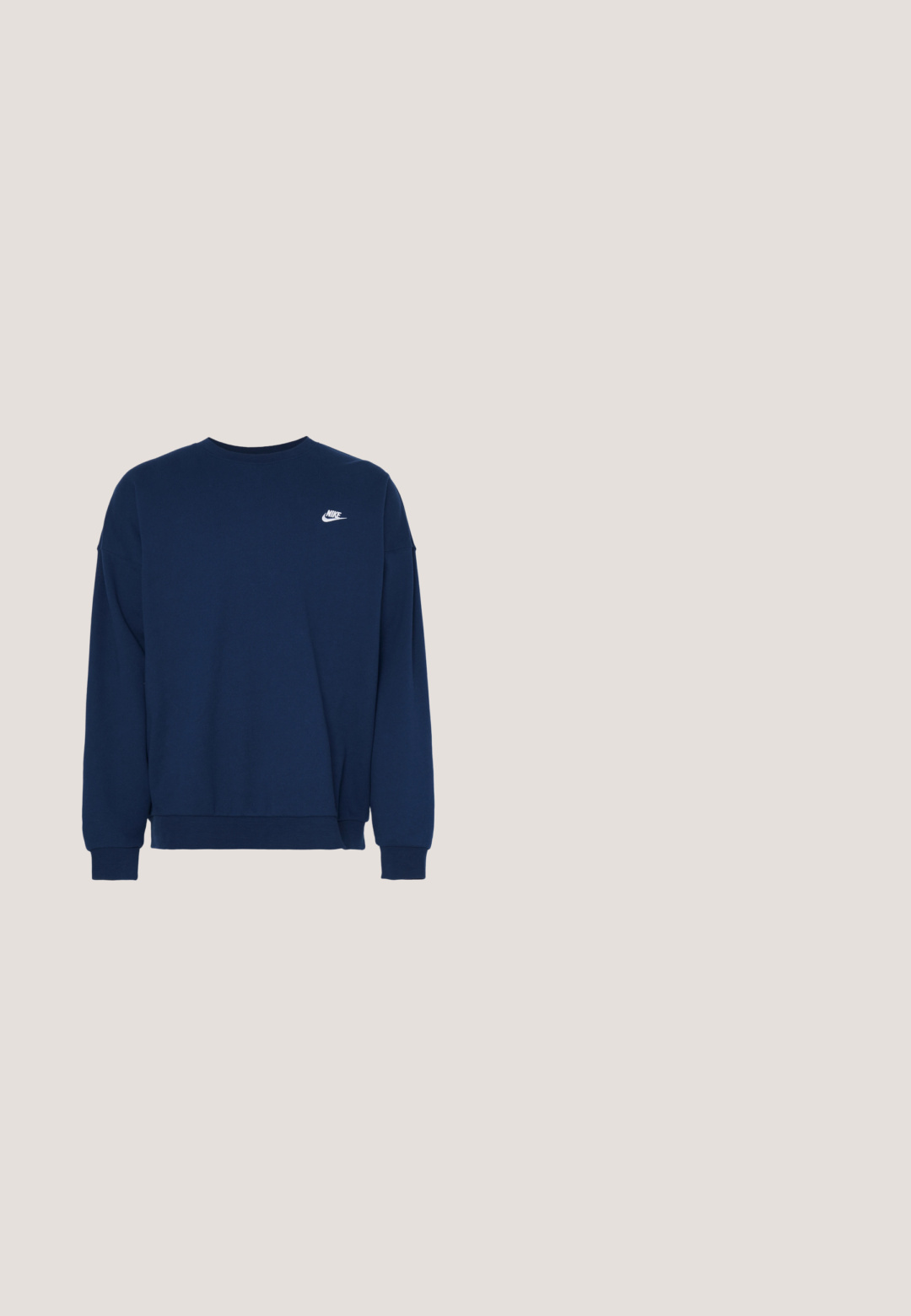 Marineblaue Sweatshirt mit langen Ärmeln, rundem Ausschnitt, gerippten Bündchen und Saum; mit kleinem weißen Nike-Logo auf der Brust.; Helles blaues Kurzarmhemd aus glattem Stoff, mit einem Knopfverschluss-Design und einem kleinen weißen Nike-Logo auf der Brust.; Weiße Denim-Shorts mit einer lässigen Passform, die einen Bund, fünf Taschen und gerade Beine aufweisen. Der Stoff hat eine feine Textur.; Weiße Ledersneaker mit perforierter Zehenbox, flachen Schnürsenkeln, gepolstertem Kragen und dem Jordan-Logo auf der Zunge. Getragen mit grauen Jogginghosen.; Schmale, rechteckige, dunkel getönte Sonnenbrille mit klaren Kunststoffscharnieren und dünnen beigen Bügeln, die an den Enden gebogen sind.; Silberne Kettenhalskette mit ineinandergreifenden Gliedern, glatter Textur und einheitlicher rechteckiger Form. Sicherer Verschluss.
