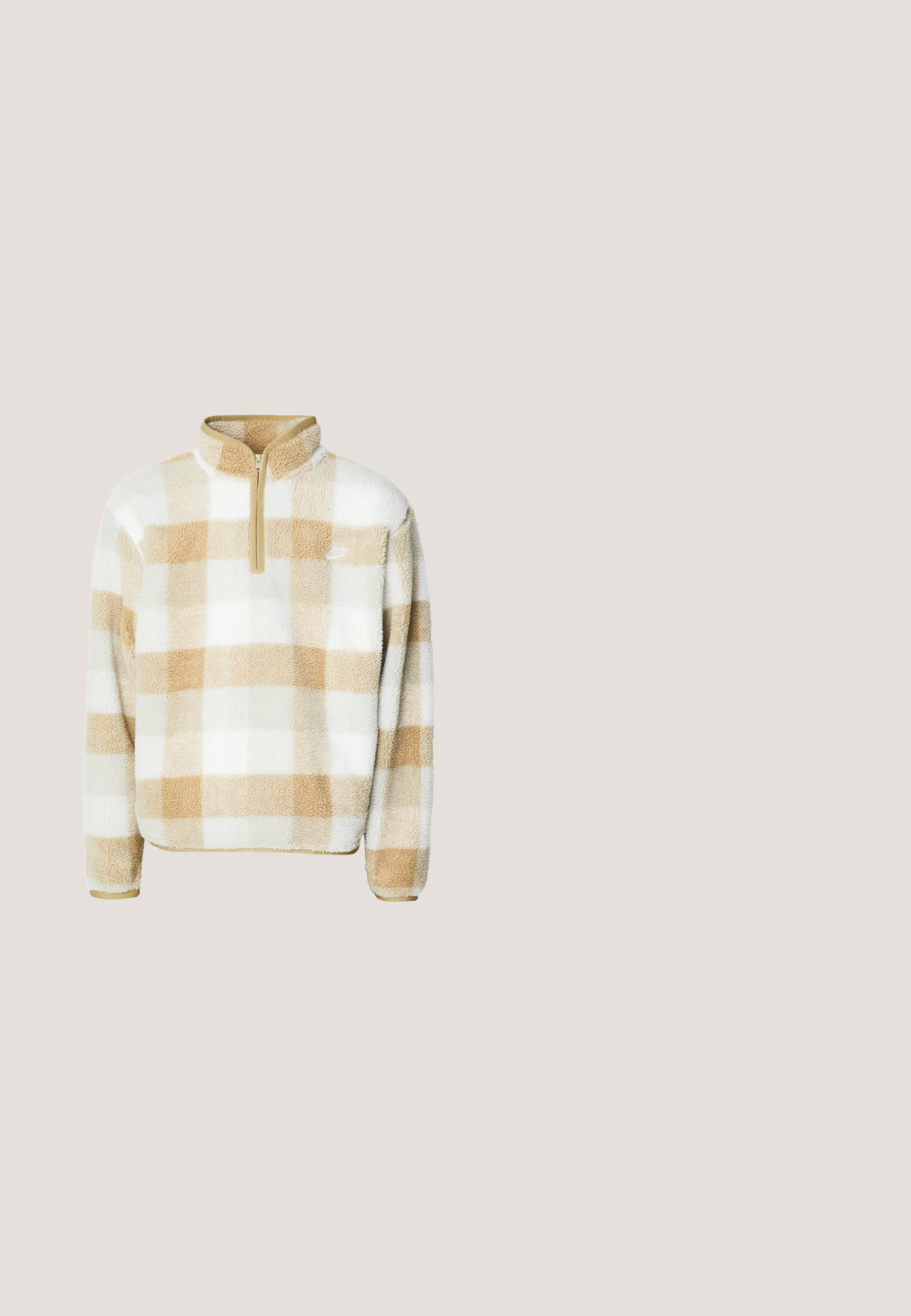 Fleece pullover med halv-zip, med et beige og hvidt ternet mønster og et lille logo på brystet. Blødt materiale og afslappet pasform.; Hvid bomulds T-shirt med rund hals, korte ærmer og en afslappet pasform. Har et lille logotag i siden. Glat tekstur.; Sorte højtaljede jeans med lige ben, knap- og lynlås-lukning, bæltestropper samt lommer foran og bagpå.; Skinnende sort laklæderloafer med lav hæl og remdetalje over overdelen, vist fra siden på en ensfarvet baggrund.; Sølv analog ur med et oktagonalt hus, grå urskive, sølvfarvede timeindikatorer og et armbånd af rustfrit stål. Minimalistisk design med en glat tekstur.; Sort læderbælte med sølvfarvet rektangulært spænde, snoet på en ensfarvet hvid baggrund.