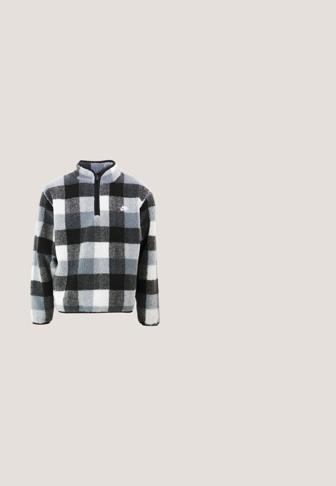 Fleece pullover met een half-rits, met een zwart, wit en grijs geruit patroon, gestructureerde oppervlakte en een klein logo op de borst.; Lichtblauwe katoenen T-shirt met een ronde hals en korte mouwen. Kenmerkt zich door een reliëf "nike" logo op het midden van de voorkant. Zachte textuur.; Zwarte sportshorts van zacht materiaal, met een elastische tailleband met koord, zijzakken en een klein logo op het linkerbeen.; Nike Sportswear P 6000 - Sneakers laag - phantom/obsidian/summit white/white/black/metallic silver; Zwarte rugzak gemaakt van duurzaam materiaal, met een voorzak met rits, logo patch, bovenste handvat en verstelbare schouderbanden.; Zilverkleurige metalen ketting met een gedraaide schakeldesign en een ronde hanger met een gepolijste afwerking.