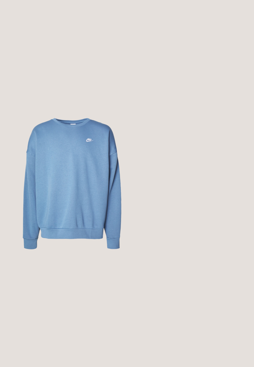 Blå sweatshirt lavet af blødt stof med rund hals, lange ærmer, ribbede manchetter og et lille hvidt Nike-logo på brystet.; Hvid bomulds t-shirt med et camouflagestruktur mønsteret "N" logo og et lille lilla Nike swoosh på brystet. Klassisk crew neck design.; Sort-hvide Nike sportsshorts med elastisk taljebånd, snøre, lynlåslommer i siden og reflekterende kant på frontpanelerne.; Hvide sneakers med lyseblå accenter, læderoverdel, perforeret tå, tykke snørebånd og ribbede hvide sokker mod en blå baggrund.; Arnette MWAMBA - Solbriller - transparent; Fossil JEWELRY NECKLACE - Halskæder - silver-coloured