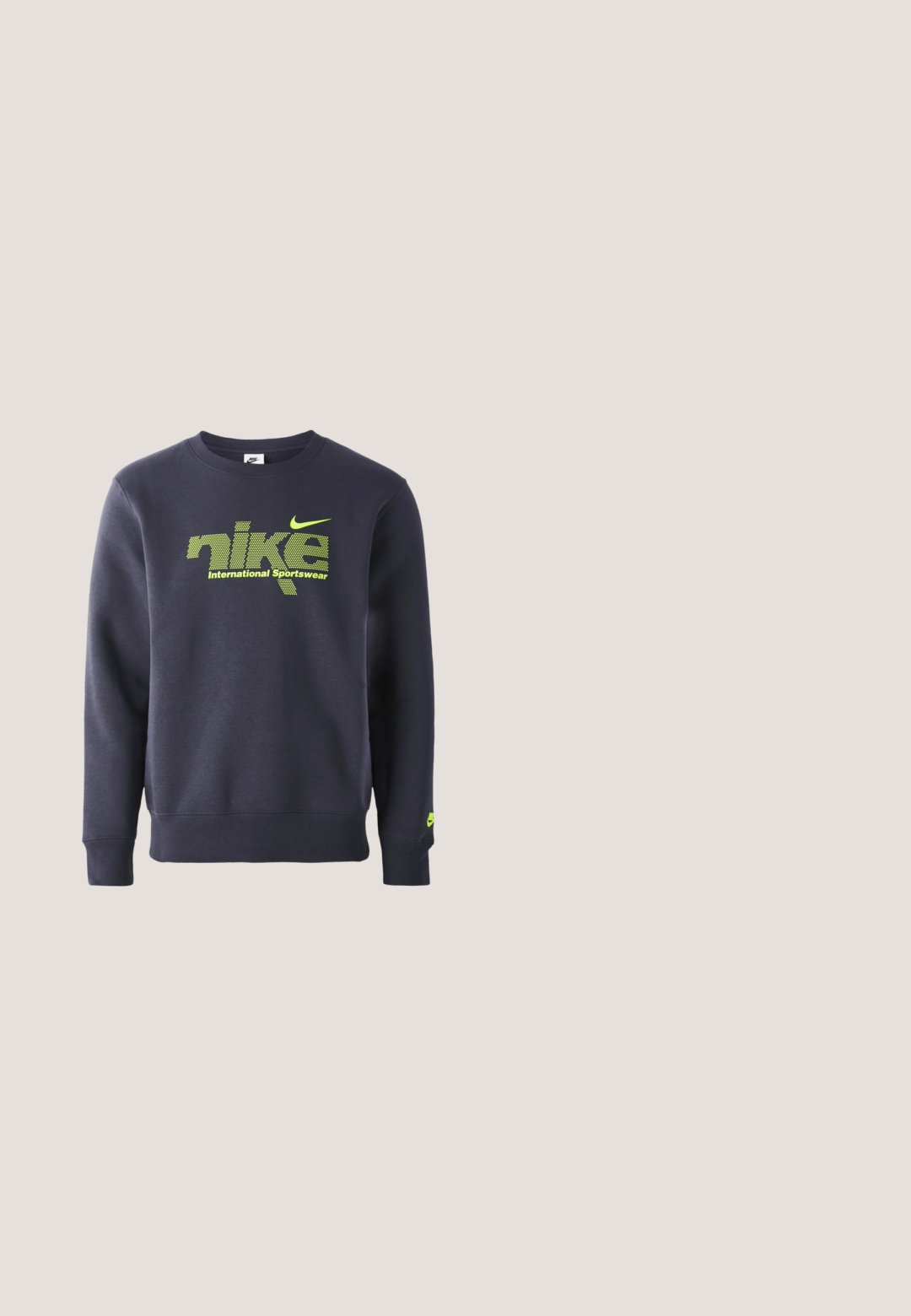 Sudadera azul marino de mezcla de algodón, con logo verde neón y el texto "nike international sportswear" en el pecho, puños y dobladillo acanalados.; Camiseta blanca de algodón con un corte holgado, que presenta un diseño gráfico púrpura en el centro, rodeado por un contorno ondulado. Manga corta.; Pantalones negros de tela suave, con cierre de botón, corte recto y dos pliegues frontales que añaden detalle.; Zapatilla Nike Shox de color verde oscuro con parte superior de malla, acentos de goma y suela acolchada distintiva. Logo de Nike en plata en el lateral. Detalles texturizados visibles.; Gafas de sol negras con un marco curvado y lentes oscuros. Presentan un acabado mate y el nombre de la marca "ARNETTE" en el lateral.; Bolsa de hombro de tela negra con exterior texturizado, correa ajustable y cierre de cordón. Presenta costuras llamativas y una etiqueta lateral.