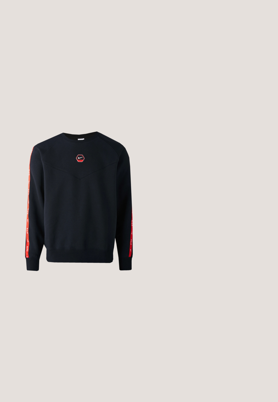 Mørkeblå sweatshirt med et sekskantet rødt Nike-logo på brystet. Har røde accenter langs ærmerne og et struktureret, blødt stof.; Sort kortærmet T-shirt med lille hvid fossilgrafik på brystet og orange "Texas Fossils" tekst nær nederste venstre hjørne.; Sorte shorts med elastisk talje og justerbar snor. Lavet af et glat stof, med en løs pasform og uden synlige mønstre.; Sorte atletiske sko med en tekstureret mesh-overdel og gummisål. Ikonisk hvid swoosh-logo på siden, med snørebåndsdesign.; Arnette HOT SHOT - Solbriller - dark grey; Smykke med sølvfarvet curb-kæde med en lås med hummerlås og justerbar forlængerkæde på en hvid baggrund.