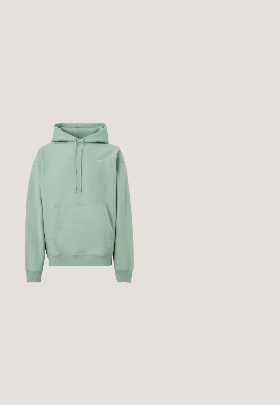 Lysegrøn pullover hoodie med kængurulomme, snoretræk og lille hvid Nike-logo på venstre bryst mod en hvid baggrund.; Mintgrøn oversized T-shirt med en falmet tekstur. Har et iøjnefaldende lilla "SWOOSH" grafik med teksten "just do it" og Nike-logo.; Mørk teal atletiske bukser med elastisk talje, to sidelommer, hvide sidelommer og et lille logo på venstre lår.; Grå Nike Air Max-sneakers med mesh og syntetisk overdel, sort swoosh, polstret krave og synlig luftstød i sålen.; Sorte solbriller med ovale grønne linser, slank matte stel og gummibelagte tempeltips for komfort. Minimalistisk design uden synlig branding.; Sort messenger-taske lavet af holdbart stof, med en glat overflade, klaplukning og en polstret front med formede accenter.