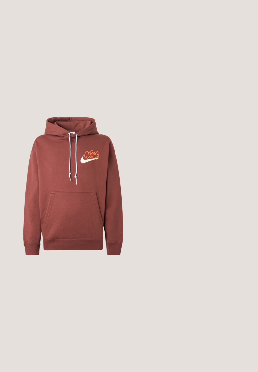 Pruun kapuutsiga, mis on valmistatud puuvillast. Omab esi-taskut, valgeid tõmblukke ning oranži ja kreemika "Air" tekstiga logo koos kiirusjoonega.; Pruun lühikeste varrukatega Nike T-särk ümara kaelusega ning väike tikandiga logo keskosas rinna peal, valgel taustal.; Pruunid dressipüksid, mis on valmistatud pehmest kangast, elastse vöökoha ja nööriga, küljetaskud ning valge logo vasakul küljel.; Hall Nike Air Max toss musta logoga, võrk- ja nahkdetailidega, hõljumas roosaka kivipinna ja betoonist tausta kohal.; Kilpikonna mustriga ruudukujulised päikeseprillid, millel on pruunid läätsed ja õhuke kuldse metalli raam, eksponeeritud valgel pinnal.; Hele sinine Calvin Kleini vöökott valge logoga, musta reguleeritava rihmaga ja lukuga ühevärvilisel taustal.