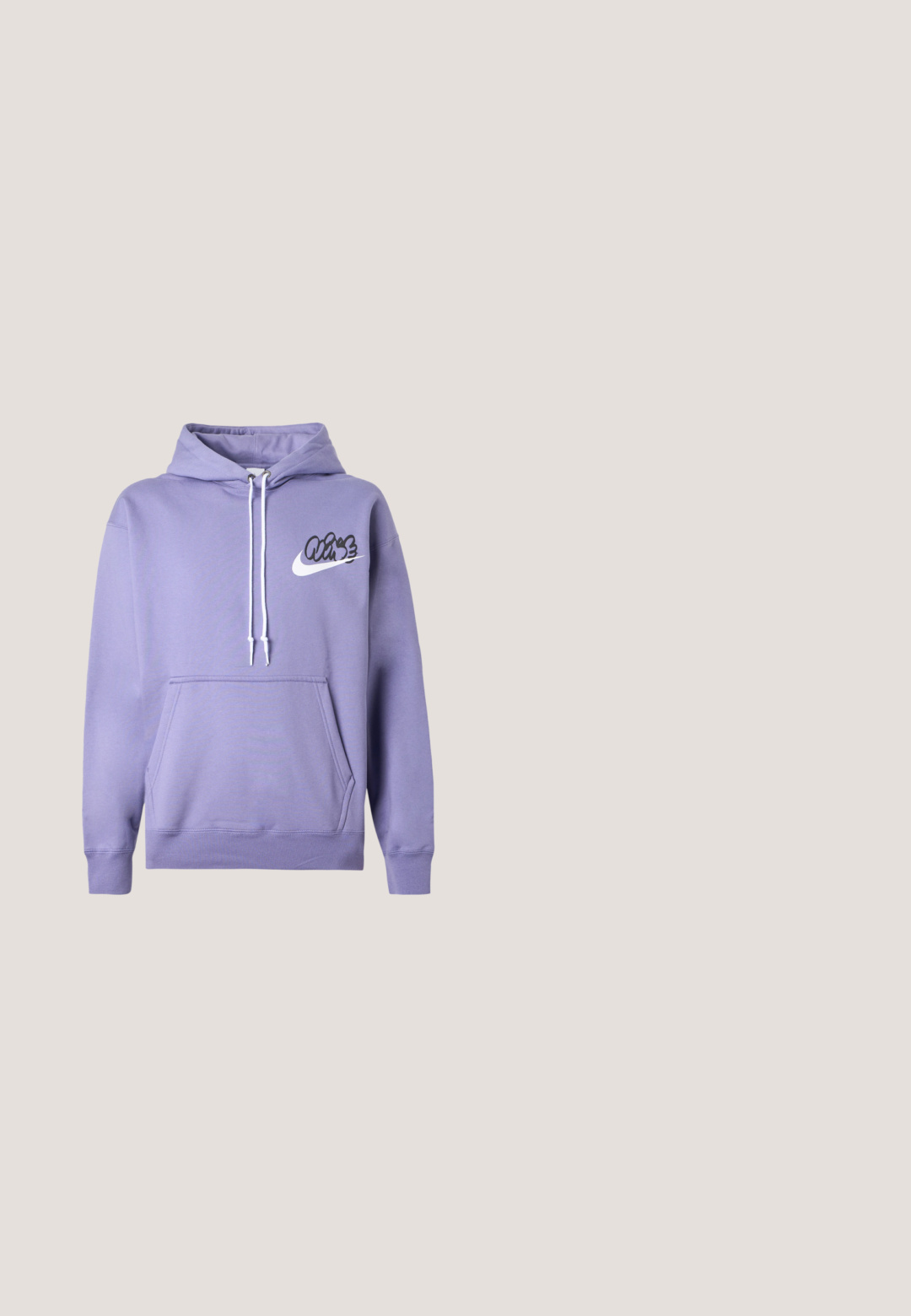 Lilla hættejakke med snøre i hætten, frontlomme og sort "Vibe" logo med Nike swoosh. Fremstillet af blødt stof med ribkantede manchetter.; Kortærmet bordeaux T-shirt med et abstrakt, neon gult, spidset cirkeldesign og en central swoosh-logo på brystet.; Lyslilla sweatpants med elastisk talje, smalle ben og ribbede manchetter. Fremstillet af blødt, åndbart stof.; Orange ruskinds sneakers med lilla accenter, med snørebånd, rund tå og struktureret sort gummisål.; Mørkeblå satin skuldertaske med præget design, snøredetaljer og justerbar rem. Glat tekstur og blød finish, kompakt form.; DARKAI TENNIS LONG UNISEX - Halskæder - silver-coloured