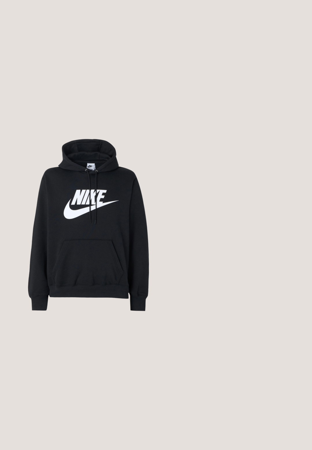 Μαύρο φούτερ με μεγάλη λευκή στάμπα NIKE και το σήμα swoosh τοποθετημένα στο κέντρο πάνω από την μπροστινή τσέπη.; Μαύρο αμάνικο φανελάκι Nike φτιαγμένο από βαμβάκι, με στρογγυλή λαιμόκοψη και μικρό ανάγλυφο λογότυπο στο στήθος. Λείος υφασμάτινος ιστός.; Μαύρα αθλητικά σορτς από μαλακό ύφασμα με ελαστική μέση, κορδόνι και μικρό εκτυπωμένο λογότυπο στο κάτω αριστερό πόδι.; Μαύρα και άσπρα αθλητικά παπούτσια Nike Air Force 1 με δερμάτινη επένδυση, τρυπητή μύτη και υφασμάτινη λεπτομέρεια στην σόλα, φορεμένα με τυλιγμένα μπεζ παντελόνια και λευκές κάλτσες.; Μαύρα ορθογώνια γυαλιά ηλίου με σκούρους φακούς. Πλαστικός σκελετός με γυαλιστερή φινίρισμα, διαθέτοντας φαρδύ γέφυρα και ελαφρώς κεκλιμένα άκρα.; Ασημένια μεταλλική αλυσίδα κολιέ με διασυνδεδεμένους κρίκους, λεία υφή και ρυθμιζόμενο κούμπωμα για προσαρμογή του μήκους.