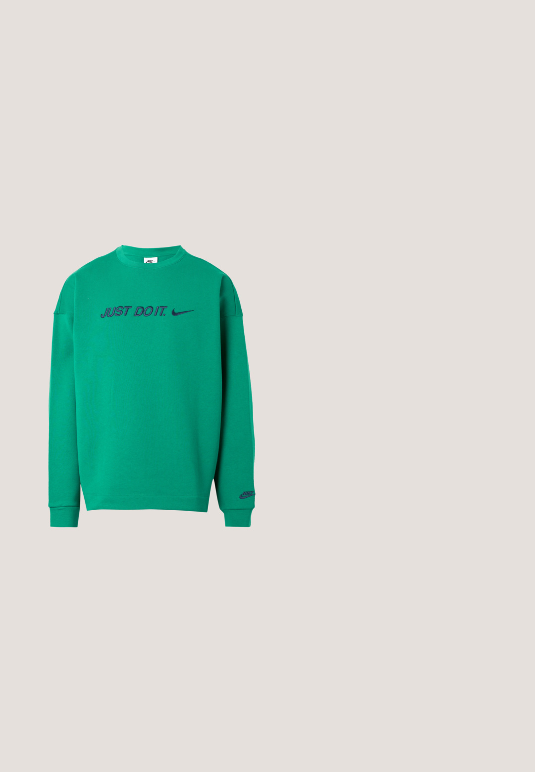 Sweat-shirt en coton vert avec un col rond. Présente le texte "JUST DO IT." et le logo Nike en bleu marine sur la poitrine. Manches longues.; Débardeur en coton blanc avec un col rond, des bretelles larges et un marquage minimal imprimé à l'intérieur du col. Texture douce, coupe décontractée.; Shorts gris en mélange de coton avec une taille élastique, deux poches latérales et une coupe droite. Comprend des ourlets à double couture.; Baskets blanches basses à lacets sur l'avant avec semelle en caoutchouc texturée, sur fond neutre uni.; Sac messager noir en nylon lisse, avec un rabat, une sangle réglable et des détails en métal argenté. Design compact et fonctionnel.; DARKAI TENNIS LONG UNISEX - Collier - silver-coloured