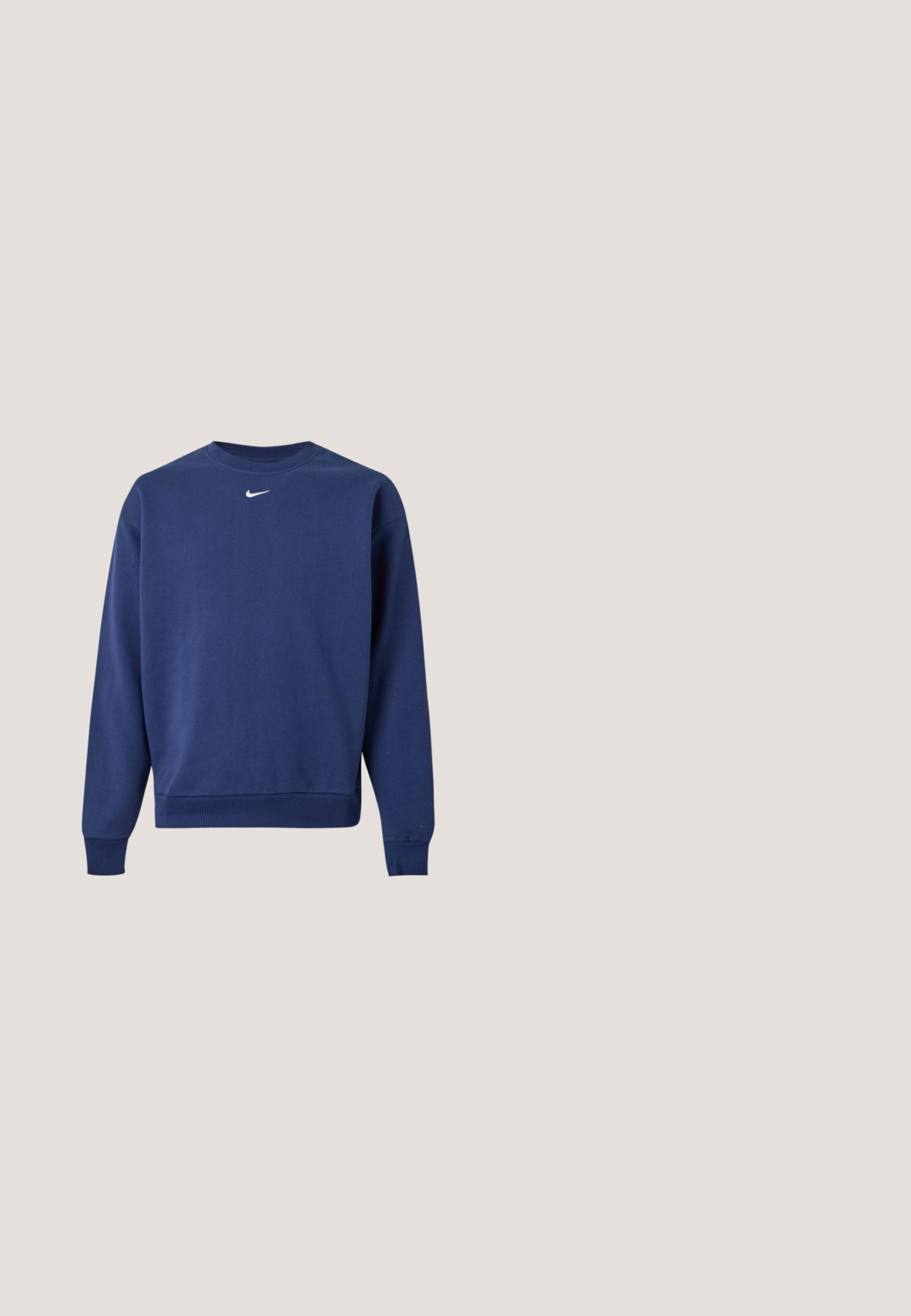 Marineblå sweatshirt med rund hals og lange ærmer, med ribstrikkede manchetter og kant, med et lille hvidt Nike swoosh-logo midt på brystet.; Blå Nike fodboldtrøje med ternet mønster, korte ærmer, v-hals design, hvide accenter og et centralt cirkulært "90" grafik.; Grå joggingbukser lavet af blødt materiale med elastisk taljebånd. Har en hvid "JUST DO IT" tekst og Nike swoosh-logo på det ene ben.; Hvid Nike løbesko med synlig luftstøbt sål og sølv swoosh-logo på siden, vist fra ydersiden.; Arnette HOT SHOT - Solbriller - dark grey; Sort Lacoste duffeltaske med dobbelte håndtag, skulderrem og hvid logo-mærkat foran, sat mod en ensartet lys baggrund.