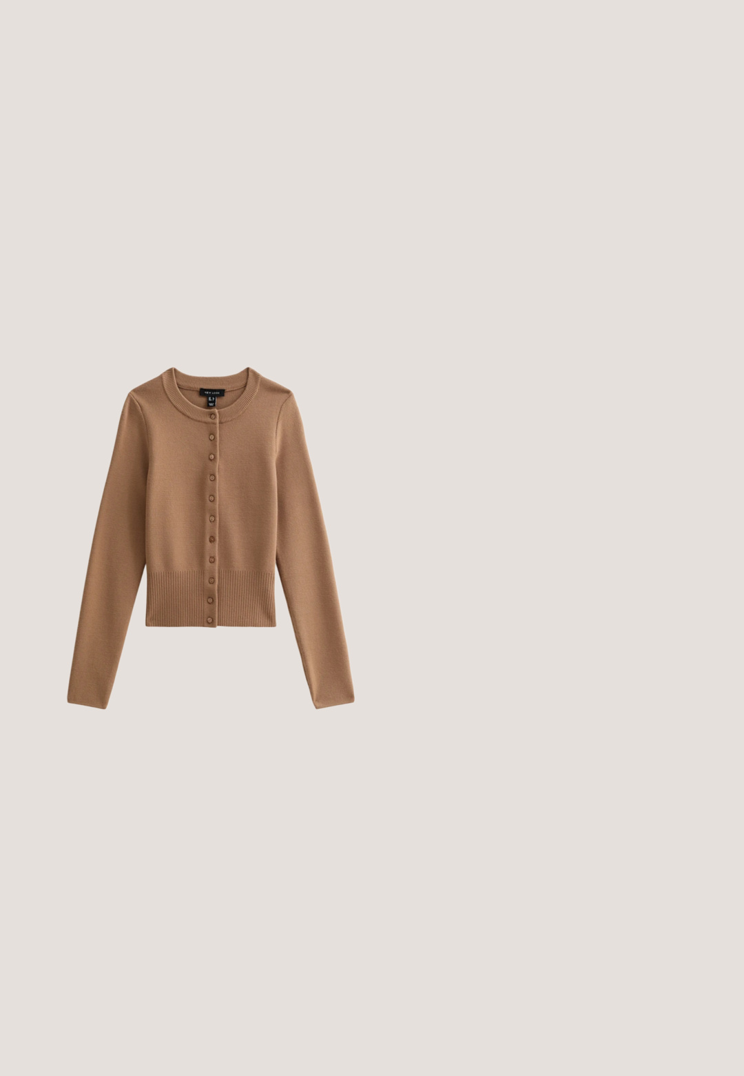 Cárdigan cortado de manga larga en un color marrón claro con un cuello redondo y siete botones en el frente. Detalle de dobladillo acanalado.; Blusa sin mangas de satén beige con cuello cisne, con etiqueta "REISS", mostrada sobre un fondo blanco.; Tela beige con una superficie texturizada y costura diagonal, con un zipper plateado que tiene un tirador rectangular.; Zapato plano de cuero marrón con punta puntiaguda, tacón bajo y una correa sobre la parte superior, mostrado sobre un fondo claro y liso.; Mujer con abrigo marrón claro y guantes amarillos sentada al aire libre en una silla de madera, sosteniendo un bolso grande de cuero marrón, con montañas y lago al fondo.; Cinturón de cuero marrón con hebilla dorada y detalle con el logo "RL" en un lazo, colocado plano sobre fondo blanco.