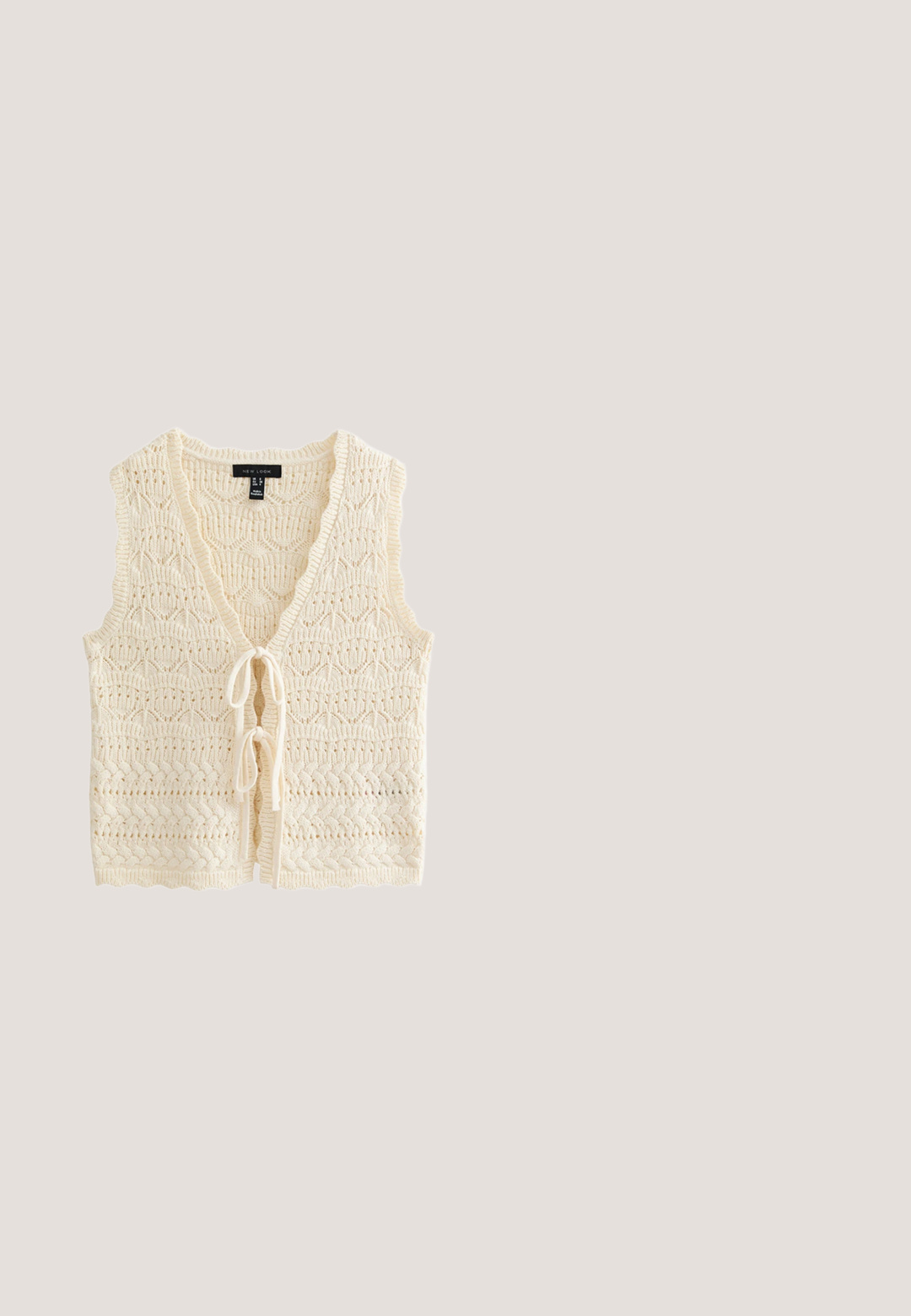 New Look WAVE STITCHY TIE - Vest - cream; Hvid bluse lavet af et letvægts, struktureret stof. Har en rund halsudskæring, elastiske lange ærmer og farverige broderede detaljer på skuldrene.; Hvid, lagdelt maxiskørt lavet af let, struktureret stof med elastisk talje. Har tre forskellige stofsektioner.; Brun ruskind ankelstøvle med lav stakket hæl, perforeret overdel og frynse-detalje på siden.; Brun ruskinds skuldertaske i halvmåneform med lang rem og frynser langs de nederste kanter mod en hvid baggrund.; ONLY ONLHANNA BRAIDED BELT - Fletbælter - chocolate martini