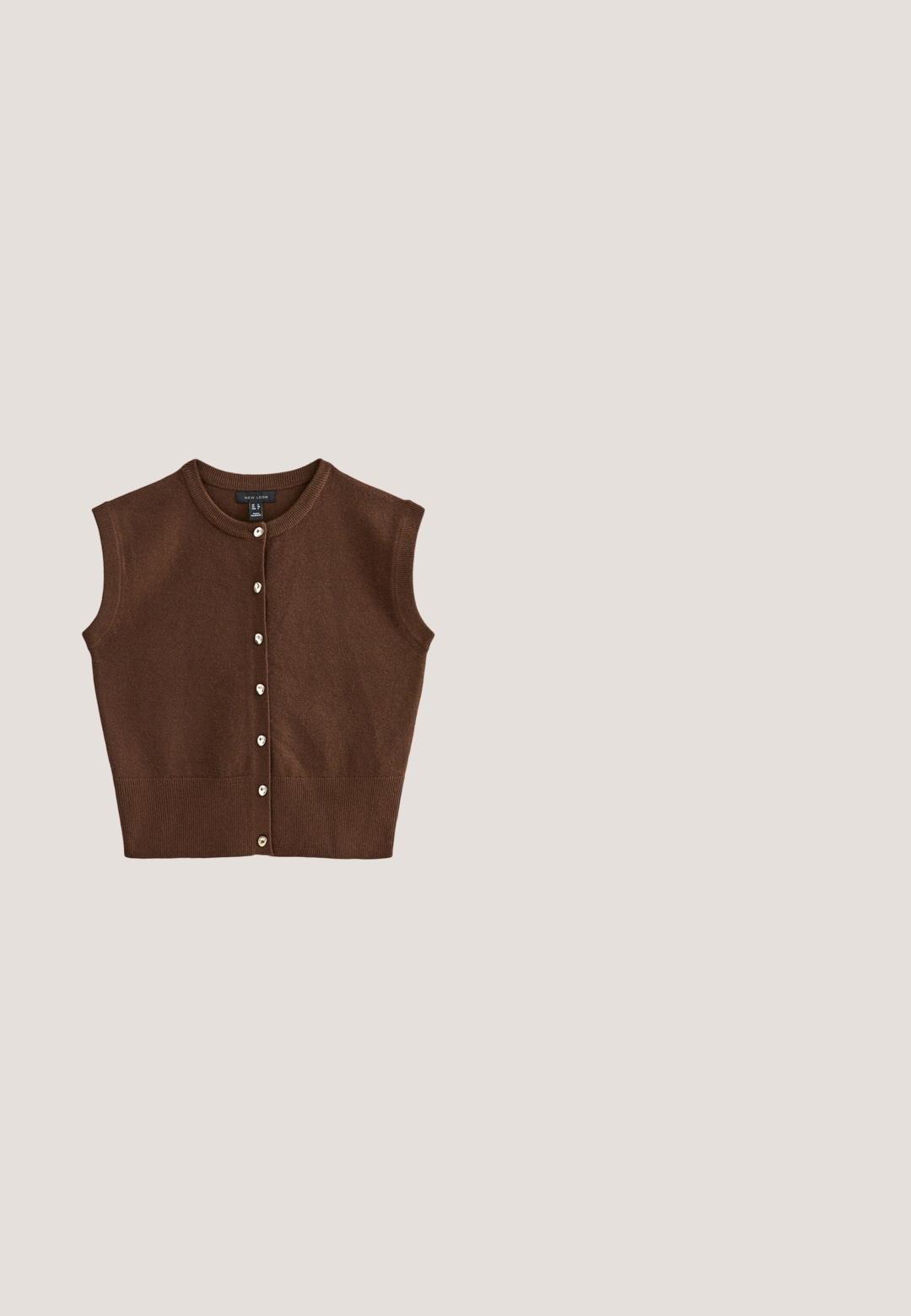 Mouwloos bruin gebreid vest met knopen, ronde halslijn en geribbelde zoom, gemaakt door New Look, plat uitgestald op een witte achtergrond.; Korte mouwen oranje t-shirt van zachte stof, met een ronde hals en een relaxte pasvorm met een rechte onderrand en zonder zichtbare patronen.; Bruine broek met wijde pijpen, plooien, zijzakken en elastische tailleband, gemaakt van gestructureerde stof.; Witte leren sneakers met luipaardprint accenten, gevoerde kraag en beige rubberen buitenzool. Voorzien van vetersluiting en perforatie details.; Zonnebril met schildpadmotief, afgeronde monturen, graduele glazen en een logo-accent op de linker poot. Soepele textuur en gedurfd ontwerp.; Bruine leren handtas met gevlochten handvat, verticale stiksels en een lange leren kwast als ritsluiting aan de linkerkant.