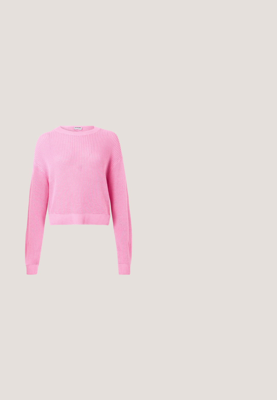 Pull court en tricot rose avec manches longues, texture côtelée et col rond. Le tissu présente un tissage fin et une finition douce.; Blouse blanche à manches longues avec col brodé festonné large et fermeture à boutons sur le devant, présentée sur un fond uni.; Jupe florale en couches fabriquée en tissu léger. Dotée d'une taille smockée, de fleurs roses et d'un fond crème avec une texture douce et transparente.; Chaussure en cuir verni rose avec un bout pointu et deux sangles décoratives. Présente un petit talon noir et une texture de surface lisse.; Sac à main en pompon rose texturé avec une poignée tressée et une fine sangle. Forme ronde, surface douce, design compact.; Bandeau en satin blanc matelassé avec petits accents de strass à une extrémité, sur un fond clair uni.