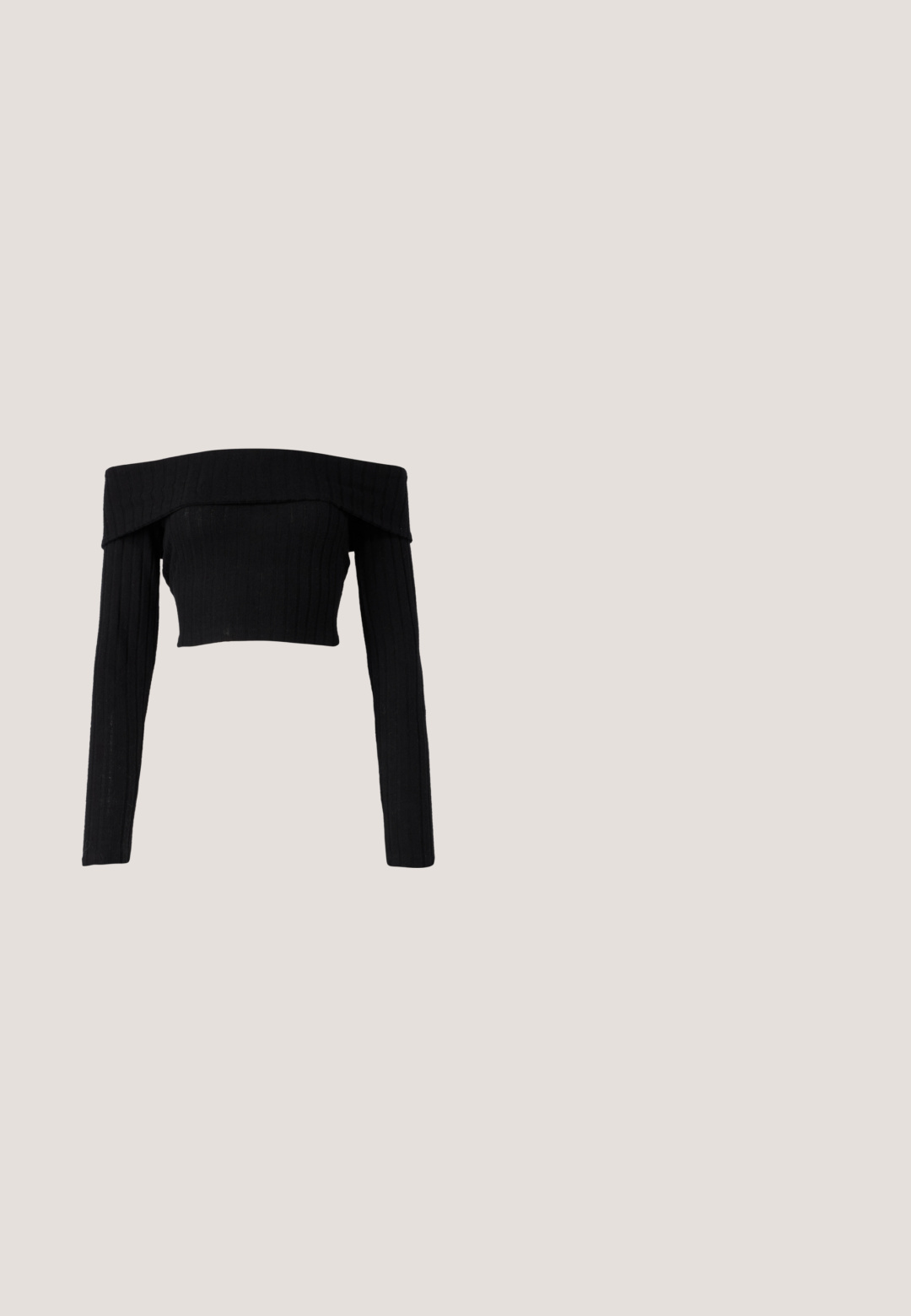 Schwarzes, schulterfreies, geripptes Strickcroptop mit langen Ärmeln, das über einen gefalteten Ausschnitt und eine eng anliegende Silhouette verfügt.; Graue ausgestellte Jeans mit hoher Taille, Knopfverschluss, fünf Taschen und dezenten Stickdetails. Hergestellt aus Denim mit einer glatten Textur.; Schwarzer flacher Ballettschuh mit doppelten Schnallenriemen, silbernen Ösen und einer kleinen Schleife nahe der abgerundeten Spitze auf weißem Hintergrund.; Schwarze Sonnenbrille mit rechteckigem Rahmen, dunklen Gläsern, glattem Kunststoffmaterial und einem metallischen Akzent am Bügel.; Schwarze rechteckige Schultertasche mit einem verstellbaren Riemen und einem oberen Reißverschluss vor einfachem Hintergrund.; Verdrehte silberne Creolen mit einer glatten, reflektierenden Oberfläche und sicherem Verschluss. Das Design zeigt ein Spiral-Muster für zusätzliche Details.