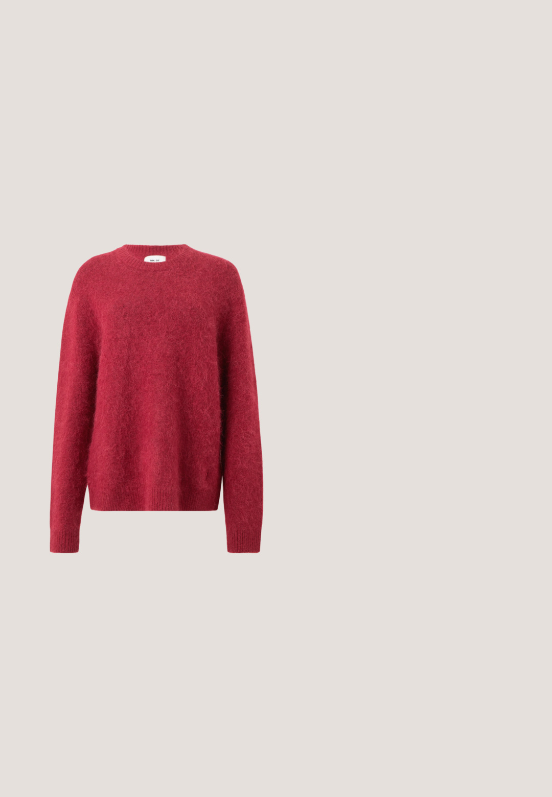 Pull rouge en tricot fabriqué à partir d'un matériau moelleux, avec un col rond, des manches longues et des poignets et un ourlet côtelés.; Chemise blanche à manches longues avec col et petit logo de cheval bleu brodé sur le côté gauche de la poitrine.; Pantalon en cuir noir avec une texture lisse, design à jambes droites et couture subtile le long des coutures. Présente une fermeture à bouton à la taille.; Mocassins en cuir noir avec un bout arrondi et une boucle décorative. Talon plat, solide et texture lisse sur l'ensemble.; Sacoche d'ordinateur portable en cuir noir avec deux poignées supérieures, une bandoulière amovible, une surface texturée et une forme rectangulaire. Patch logo embossé visible.; Ceinture en cuir noir enroulée avec une boucle métallique rectangulaire argentée et des coutures visibles le long des bords.