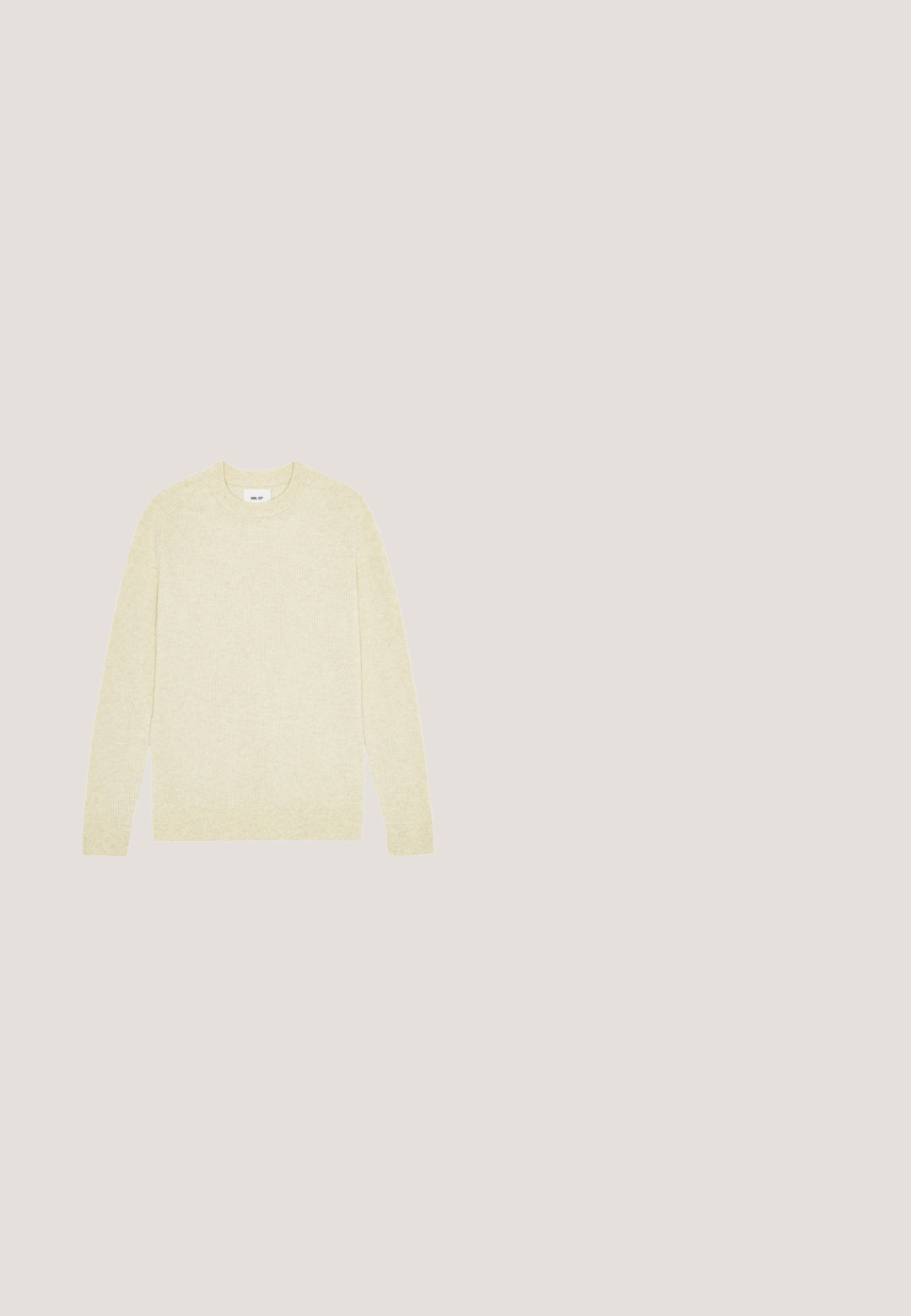 Hellbeige gestrickter Pullover mit langen Ärmeln, gerippter Textur und Rundhalsausschnitt. Das Etikett im Kragen zeigt "NN. 07". Einfaches Design.; Weißes Leinenhemd mit kurzen Ärmeln, Knopfleiste, klassischem Kragen und dezentem Logo auf der Brust, auf einfarbigem Hintergrund dargestellt.; Weiße Jeans im Denim-Stil mit geradem Bein, klassischem Fünf-Taschen-Design, Metallknopfverschluss und subtilen Steppdetails.; Scarosso GREGORY - Mokassin - taupe  suede; Rechteckige Schildpatt-Sonnenbrille mit braunen Gläsern und dünnen braunen Bügeln, Calvin Klein-Branding an den Seiten.; Brauner geflochtener Leder Gürtel mit einer silbernen rechteckigen Schnalle und einem glatten Lederabschnitt nahe der Schnalle. Strukturierte Fischgrätenmuster.