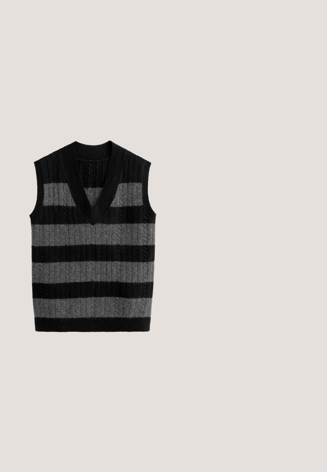 Wollachtige stof in tinten zwart en grijs, met een golvend patroon en een zachte, vlezige uitstraling en variërende dikte.; Grijs gestreepte broek met een getailleerde pasvorm, voorzien van een knoopsluiting, zijzakken en een gladde, gestructureerde stof.; Zwarte leren instappers met een gladde afwerking, ronde neus, decoratieve stiksels en een lage hak. Het ontwerp is minimalistisch zonder zichtbare hardware.; Zwarte rechthoekige zonnebril met donker getinte glazen die rust op een witte ondergrond, met dunne pootjes en neuskussentjes.; Zwarte leren aktetas met voorvak met rits, dubbele handvatten, afneembare schouderriem en een groen label bevestigd aan één handvat.; Zwarte leren riem met een gestructureerde afwerking, voorzien van een gepolijste zilveren metalen gesp en een enkele lus.