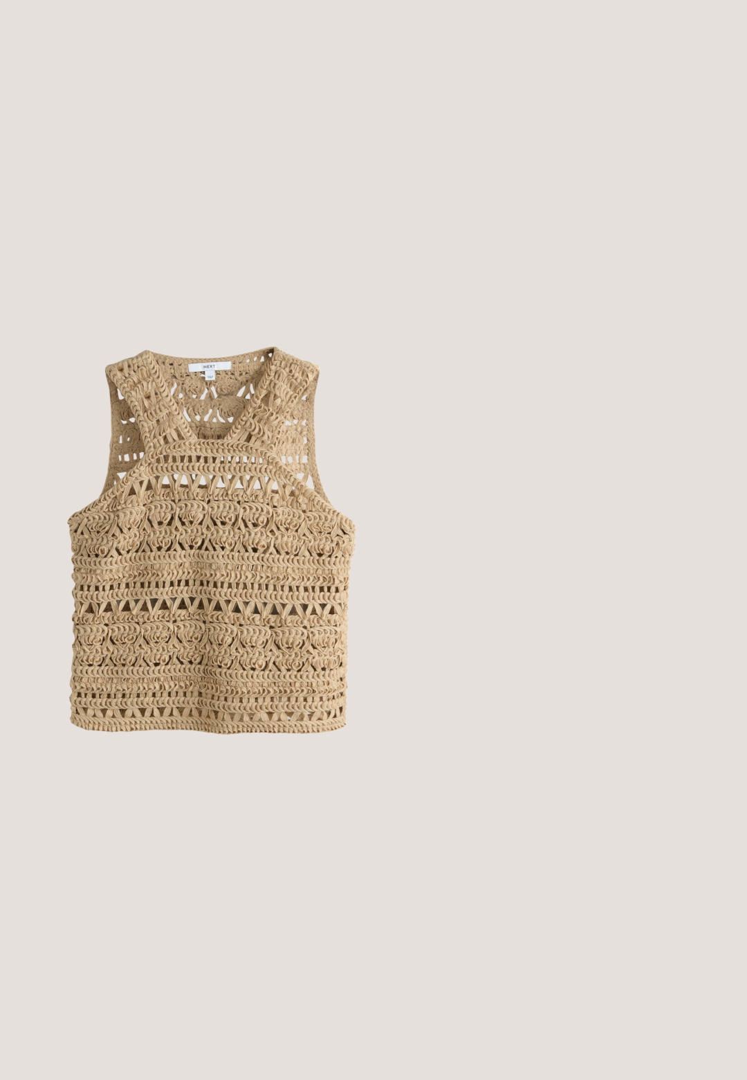 Beiges gehäkeltes, ärmelloses Crop-Top mit filigranen Lochmuster und rundem Ausschnitt von der Marke NEXT.; Weißes, geripptes Tanktop mit hohem Kragen und ärmellosem Design. Weiche Textur, enganliegende Form und minimalistische Nähdetails.; Hellblaue Jeans-Cut-off-Shorts mit ausgefransten Säumen, fünf Taschen und einem Knopfverschluss. Die Textur ist weich mit einem leicht abgenutzten Aussehen.; Braune Ledersandale mit drei Riemen, flacher Sohle, feinen Nähten und rundem Zehenbereich. Schwebt über einer strukturierten beigen Oberfläche.; Sonnenbrille mit runden braunen Verlaufsgläsern und Gestell sowie Bügeln mit Schildpattmuster auf weißem Hintergrund.; Geflochtene Strohtasche mit braunen Lederakzenten, zwei Griffen, rechteckigem Boden und einem strukturierten Patch mit quadratischem Muster.