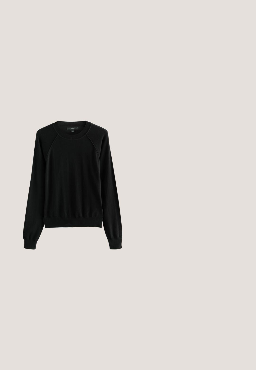 Zwarte sweatshirt met lange raglanmouwen, geribbelde ronde hals en zoom, zachte stof en minimalistisch ontwerp. Label zichtbaar bij de hals.; Zwarte gestructureerde korset met een gladde textuur, voorzien van zeven knopen aan de voorkant, twee klepzakken en verstelbare bandjes.; Zwarte high-waisted legging gemaakt van rekbaar materiaal, met een gladde textuur, een strakke pasvorm en platte naden voor comfort en flexibiliteit.; Zwarte glanzende leren instapper met franjes en dikke rubberen zool, zijaanzicht op een witte achtergrond.; Zwarte lederen tote bag met een gestructureerde vorm, dubbele handgrepen en naadloos ontwerp. Heeft een getextureerd oppervlak en accentstiksels.; Fijne gouden ketting met gelijkmatig verdeelde kleine rode kralen en een karabijnsluiting.