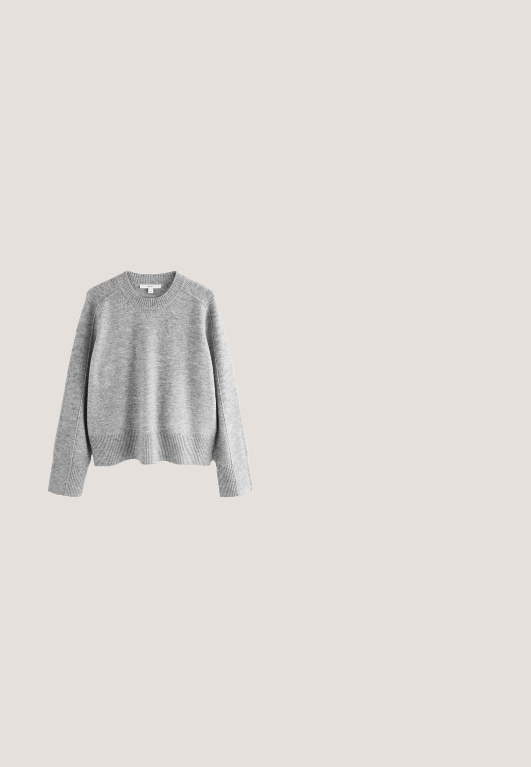 Schwarzer Overall aus strapazierfähigem Stoff mit durchgehender Knopfleiste, spitzem Kragen, langen Ärmeln und kontrastierenden weißen Nähten an den Nähten.; Grau gestrickter Pullover mit geripptem Ausschnitt und Saum, mit überschnittenen Schultern und langen Ärmeln aus einem weichen, strukturierten Material.; Schwarze Lackleder-Brogue mit doppelten silbernen Schnallenakzenten, leicht abgerundeter Zehenpartie und einem niedrigen, gestapelten Absatz. Texturierte stickdetails entlang des Obermaterials.; Schwarze, rechteckige Sonnenbrille mit Metallrahmen, dunkel getönten Gläsern und verstellbaren Nasenpads vor hellem Hintergrund.; Schwarze rechteckige Lederhandtasche mit strukturierter Oberfläche, doppelten Schulterriemen und kleinem grünem Anhänger nahe den Griffen.; Schwarzer Ledergürtel mit strukturiertem Finish, ausgestattet mit einer polierten silbernen Metallschnalle und einer einzelnen Gürtelöse.