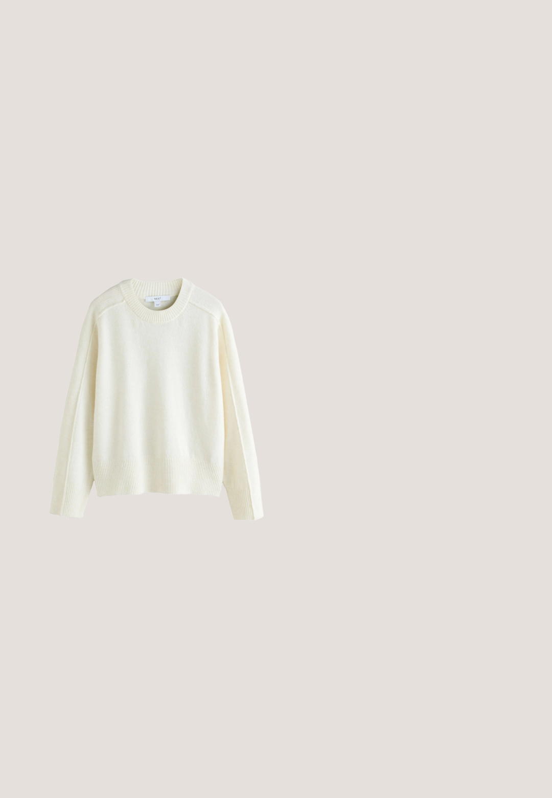 Next CREW NECK - Striktrøje - ecru; Beige knap-up skjorte med krave, lange ærmer og to brystlommer. Har broderet logo og en glat, blød tekstur.; Beige vidde, cropped bukser med bæltestropper, sidelommer, frontfolder og små slids ved kanten.; Copenhagen Studios CPH72 - Sneakers - white; Beige ribbet tørklæde med et tekstureret strikkemønster, en trekantet detalje i midten og et lille logomærke i den ene ende.; Blød, tanfarvet lædertaske i halvmåneform med sort justerbar skulderrem og sølv lynlåslukning, minimal branding på forsiden.
