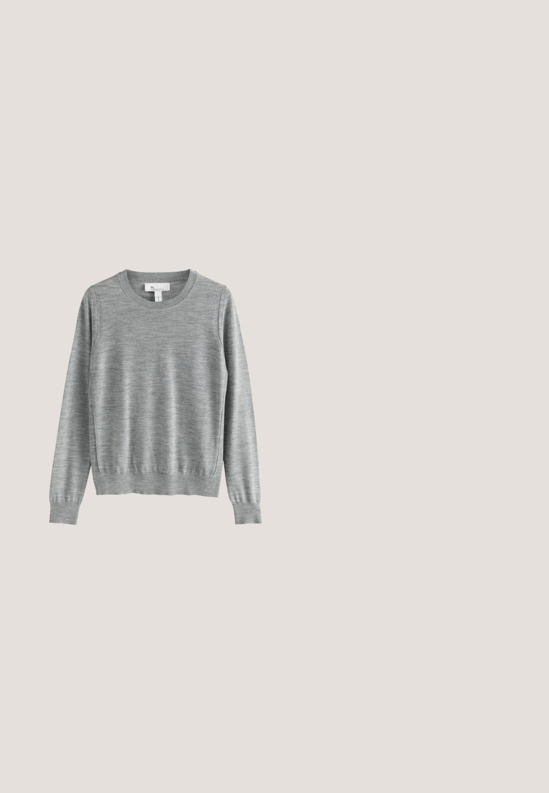 Grå crewneck sweatshirt lavet af blødt stof, med lange ærmer, ribbede manchetter og en lige kant. Glat tekstur med minimal detailing.; Sort langærmet skræddersyet blazer med V-hals, tre knapper foran og en let tilpasset talje på hvid baggrund.; Sorte bukser med vide ben, der har plisseret front, talje med bæltesløjfer og sidelommer. Fremstillet af et glat stof med et strømlinet design.; Sorte læder loafers med rund tå, en syet design og en sløjfeaccent på overlappen. Lav blokhæl og glat tekstur.; Hobo-stil håndtaske lavet af glat sort læder. Har et bredt, buet håndtag og et diskret mærke med logo på en rektangulær plade.; Guldrund pendants med en udsavnet bogstav "M" i midten, glat overflade, med en lille ophængsring i toppen.