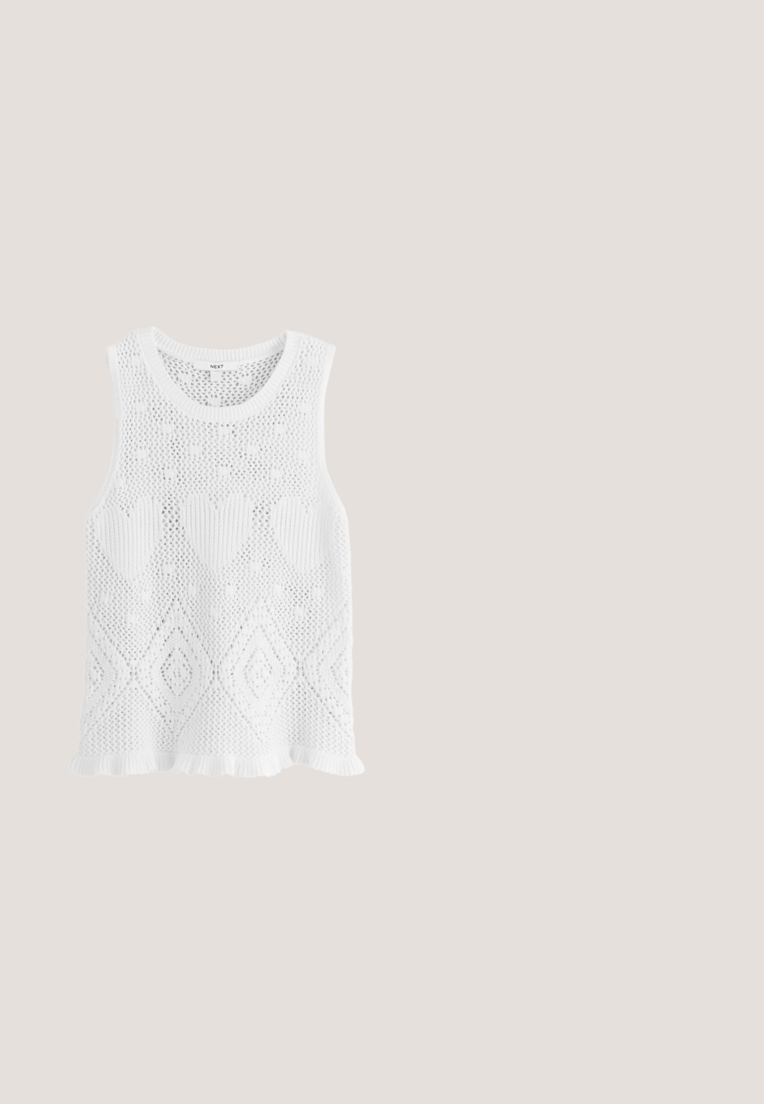 Weißes ärmelloses gestricktes Top mit Herz- und Diamantmustern und einem Rüschensaum, am Kragen mit "Next" gekennzeichnet.; Schwarze ärmellose Weste mit Blumenstickerei, Spitzenbesatz und Bindeschluss. Weicher Stoff mit strukturierter Oberfläche und offenem Vorderteil.; Schwarze, strukturierte Stoffshorts mit elastischem Bund und vorderem Kordelzug, mit seitlichen Taschen.; Schwarze Flip-Flops mit strukturiertem Riemen und flacher Sohle. Der Riemen hat einen dezenten Schimmer. Einfaches Design, leicht und flexible Form.; Schwarze ovale Sonnenbrillen mit braun getönten Gläsern. Mit dicken Kunststoffrahmen und schlanken, geschwungenen Bügeln. Glatte Oberfläche über das gesamte Design.; usha Shopping Bag - black white