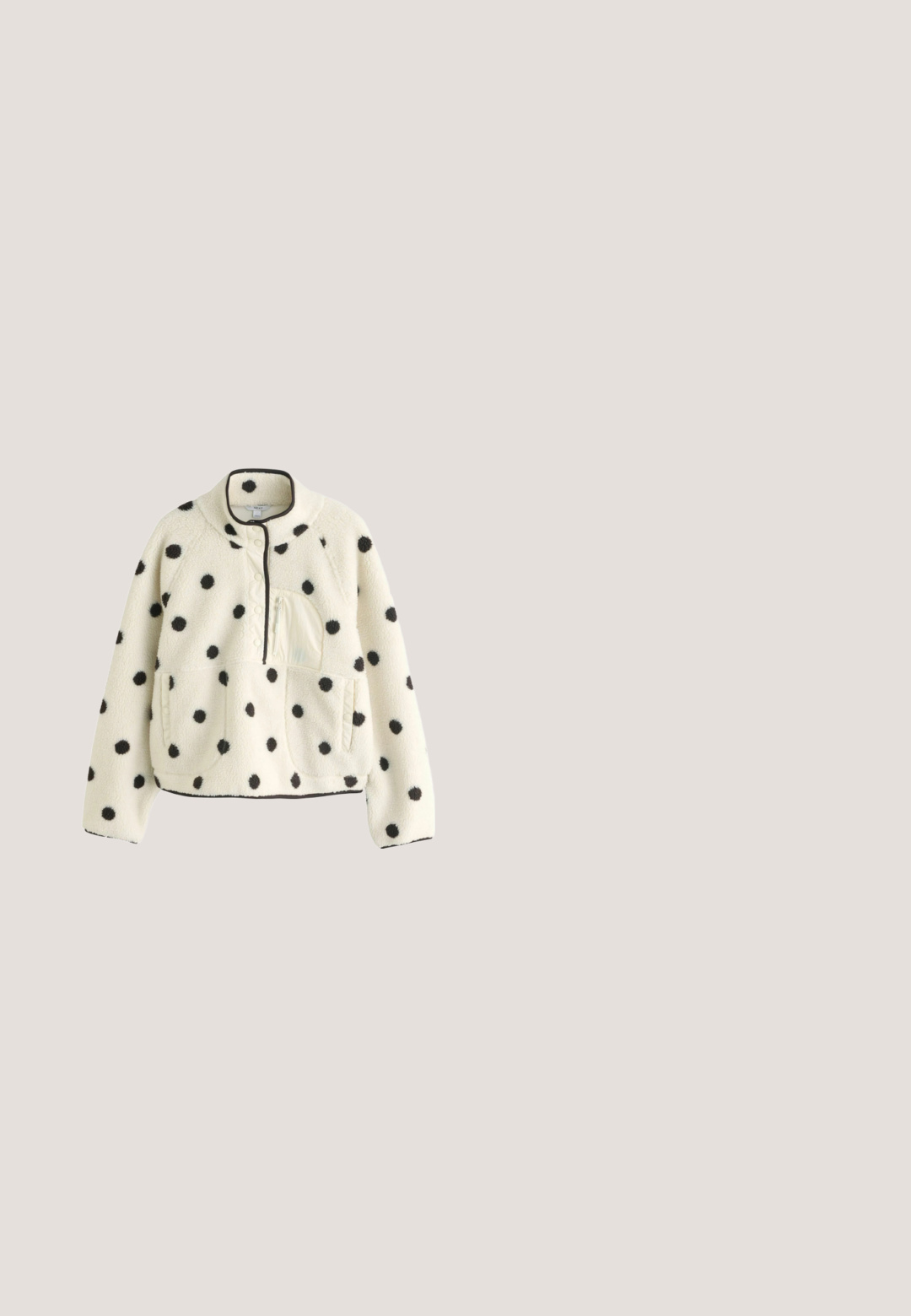 Witte fleece trui met zwarte stippen, vooraan met drukknopen, ritssluiting op de borstzak en twee zijzakken, met zwarte biezen als accent.; Lichtgrijs geribd gebreid shirt met lange mouwen en ronde hals, weergegeven op een effen witte achtergrond.; Uitgebreide donkerblauwe spijkerbroek met vervaagde accenten, vijf zakken en een ruwe zoom. Gemaakt van katoen met een knoopsluiting en riemlussen.; Groene fluwelen sneaker met een gestructureerde rubberen zool. Voorzien van een glimmend groen logo en gouden hardwareaccenten. Laag-top ontwerp met vetersluiting.; Donkergroene lederen handtas met een enkele verstelbare schouderband en een gouden decoratieve "L" sluiting aan de voorkant.; Gouden kettingarmband met twee hartvormige bedels en een ronde bedel versierd met kristallen en een centraal "G" logo.
