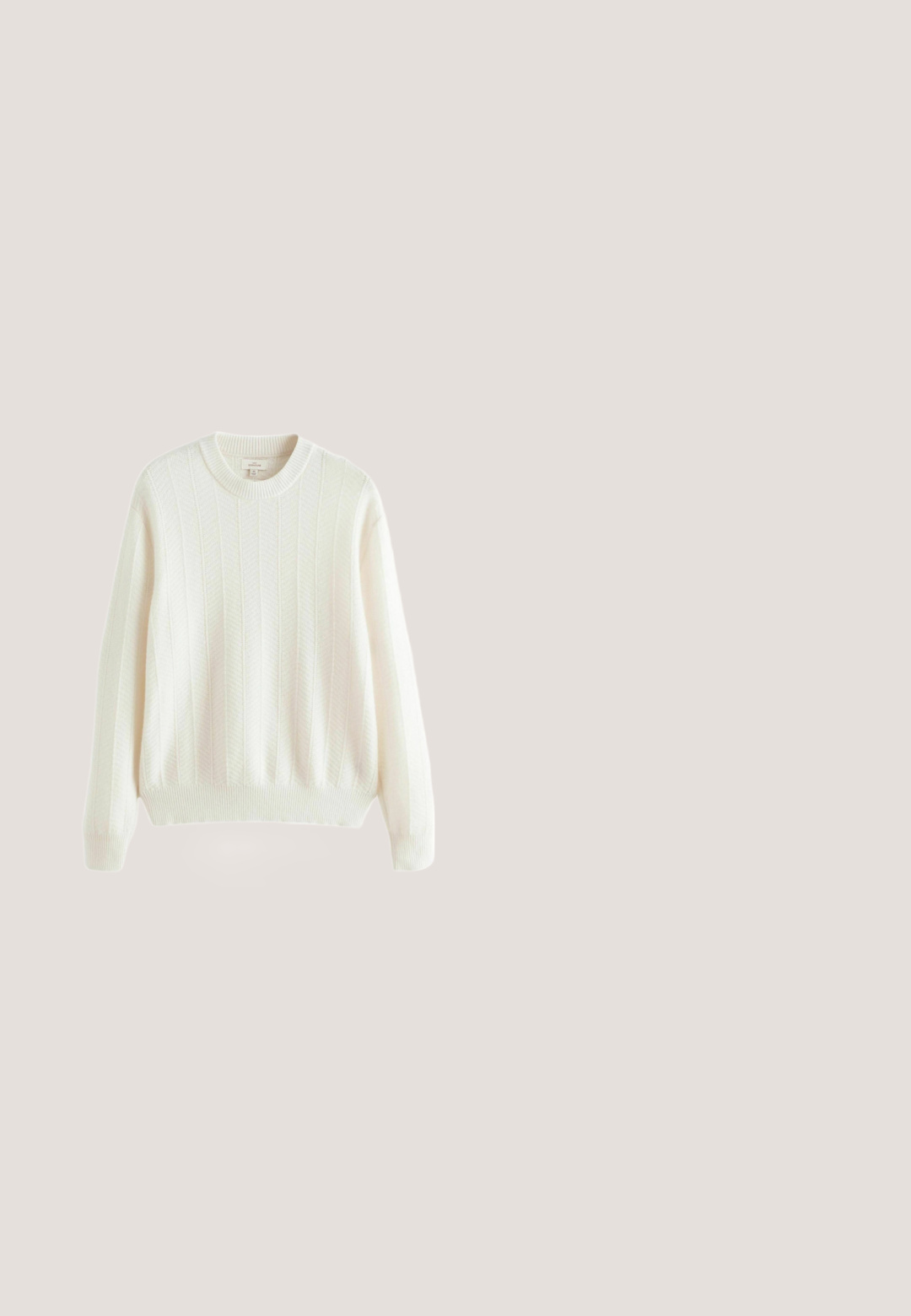 Cremfarbener Strickpullover mit geripptem Rundhalsausschnitt, der ein strukturiertes Fischgrätenmuster aufweist und ein Etikett mit der Aufschrift "NEXT SIGNATURE" trägt.; Beiges Langarmhemd mit Knöpfen, Kragen und einer Brusttasche aus robustem Stoff.; Khakifarbene Baumwollhose mit geradem Bein, ausgestattet mit einem vorderen Knopfverschluss und Seitentaschen. Glatte, robuste Textur.; Weiße Sneakers aus glattem synthetischem Material. Sie verfügen über ein niedriges Design, eine erhöhte weiße Sohle, eine abgerundete Zehenpartie und eine Schnürung mit fünf Ösen.; Leinene Tragetasche in Off-White, mit kurzen Henkel und dem aufgedruckten Text "LES DEUX" in fetten schwarzen Buchstaben. Strapazfähiges, schlichtes Design.; Dunkelbrauner Ledergürtel mit silberner Metallschnalle und zwei Gürtelschlaufen, auf weißem Hintergrund aufgerollt.