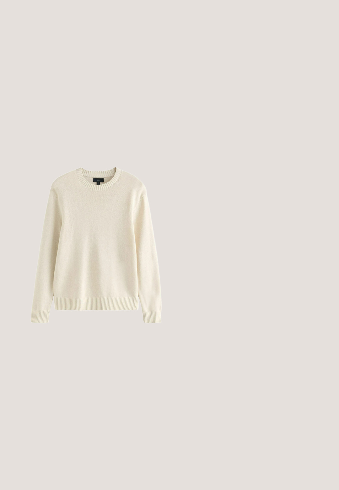 Flødefarvet langærmet strikket sweater med ribstrikket rund hals, ærmegab og kant, mærket størrelse medium fra mærket Next.; Tan knapkrave skjorte med lange ærmer, to brystlommer og et lille mærke. Lavet af bomuld med en blød tekstur og klassisk kravedesign.; Lyseblå denimjeans med lige ben-design. Funktioner inkluderer en knapgylp, fem lommer og syede detaljer langs sømmene.; Hvid lavtop læder sneaker med beige gennemsigtig sål, snørelukning foran og minimal syning, vist fra siden mod en ensfarvet baggrund.; Beige bomulds tote bag med to kraftige håndtag. Har sort trykt tekst: "Les Deux International Community & Sporting Goods."; Brunt læderbælte med sølvfarvet rektangulær spænde, med flere justeringshuller og en syet læderholder. Glat tekstur.