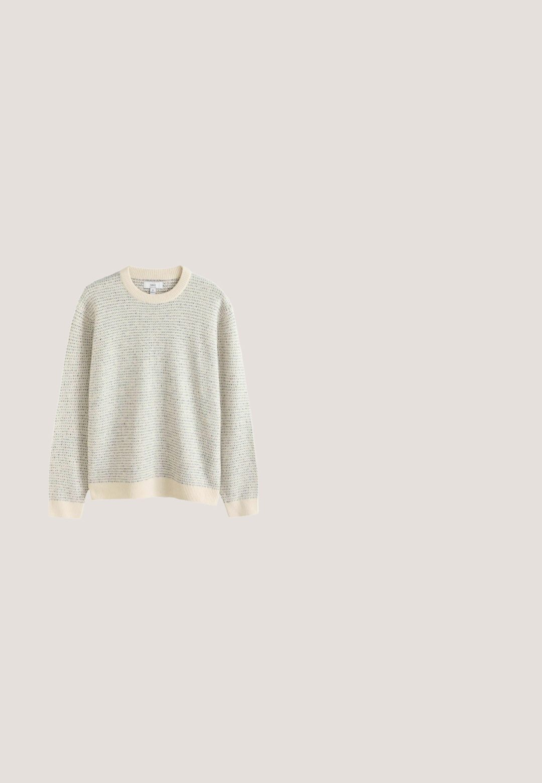 Cremefarbener und hellgrauer Strickpullover mit geripptem Rundhalsausschnitt, Bündchen und Saum, vor weißem Hintergrund gezeigt.; Dunkelblaue Jeansjacke mit langen Ärmeln, spitzem Kragen, Druckknöpfen vorne und einer einzelnen Brusttasche auf der linken Seite.; Blaue geradlinige Jeans aus Denim mit fünf Taschen, Gürtelschlaufen sowie einem Verschluss mit Knopf und Reißverschluss auf einem schlichten Hintergrund.; Brauner Leder-Schnürstiefel bis zum Knöchel mit schwarzer Zehenkappe, runder Sohle und Markenlabel an der Seite vor schlichtem Hintergrund.; Burgunderfarbener Schal aus leichtem Stoff, mit weißen Paisley-Mustern und einem dekorativen Rand. Dreieckige Form mit einem Etikett.; Brauner Ledergürtel mit strukturiertem Finish, der eine silberne Metallschnalle und einen einzelnen überlappenden Akzentstreifen auf der Seite hat.