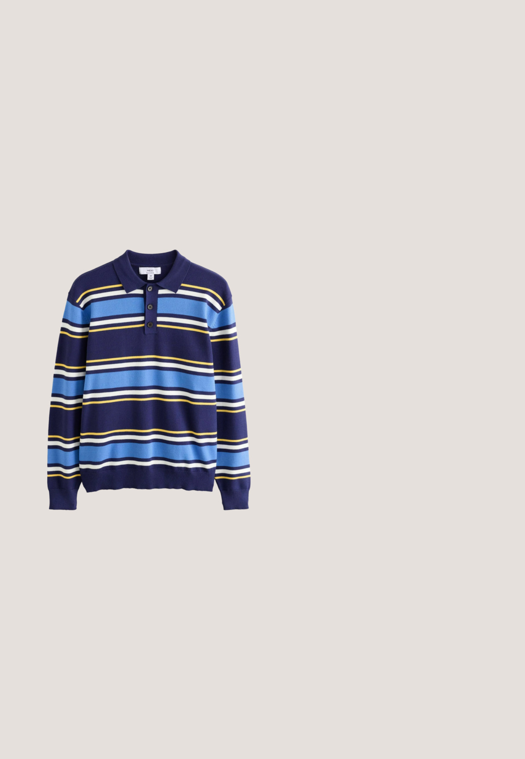 Polo de manga larga azul marino con rayas horizontales en azul claro, blanco y amarillo, con tres botones en el cuello.; Chaqueta casual verde oscuro hecha de algodón, con cierre de botones, cuello tipo polo, dos bolsillos frontales y un bolsillo en el pecho.; Pantalones cortos de mezclilla en azul oscuro, con un diseño clásico que incluye cinco bolsillos, costuras cosidas, cierre de botón y bolsillos traseros curvados.; Bota de cuero negra hasta el tobillo con punta redonda, collar texturizado, cordones planos, suela de goma y detalle de etiqueta naranja. Acentos cosidos a lo largo del borde.; Gafas de sol aviador de metal con lentes graduados en gris oscuro, montura delgada de plata y puntas de goma negra en las varillas para mayor comodidad.; Bolsa tote de lona negra con dos largas correas para el hombro de cuero marrón y un gran bolsillo frontal.