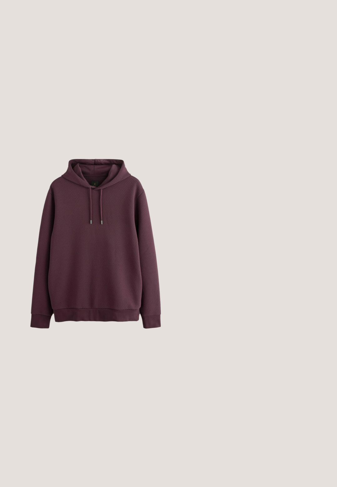 Bordeaux hoodie met een gestructureerd honingraatpatroon. Voorzien van een trekkoordcapuchon en ribgebreide manchetten en onderrand. Soepele stofafwerking.; Man draagt een donkerpaarse overhemd met knopen over een wit T-shirt, blauwe jeans en witte sneakers, staand tegen een effen lichte achtergrond.; Bordeaux lange mouwen polo shirt van een katoenmix, met een klassieke kraag en een klein wit logo aan de linkerkant.; Bordeauxrode zwembroek met een geometrisch patroon in lavendel. Elastische tailleband met trekkoord en zijzakken. Lichtgewicht materiaal.; Een paar wijnrode leren bootschoenen met dikke tan rubberen zolen en rode veters op een witte achtergrond.; Rechthoekige toilettas van bordeauxrood leer met een zijhandvat en een discreet zwart merkembleem aan de voorkant.