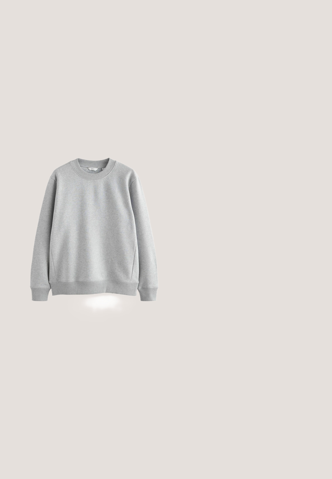 Grijze sweatshirt met een ronde halslijn, ribgebreide manchetten en zoom. Gemaakt van zachte stof met een gladde textuur, met een eenvoudig ontwerp.; Beige overhemd met lange mouwen, knopen, een kraag en één borstzak, gemaakt van stevig stof.; Beige recht gesneden chino's van lichtgewicht katoen. Voorzien van twee voorzakken en een knoopsluiting. Gladde textuur, minimale details.; Witte leren sneaker met een gladde afwerking, ronde neus en zes oogjes voor veters. Voorzien van een getextureerde rubberen zool en een minimalistisch ontwerp.; Crèmekleurige canvas boodschappentas met voorvak, twee handvatten, verstelbare schouderriem en kleine gele "O.N.S" tekst rechtsonder op het vak.; Bruine leren riem met een zilveren rechthoekige gesp, met subtiele stikdetails en een gladde textuur.