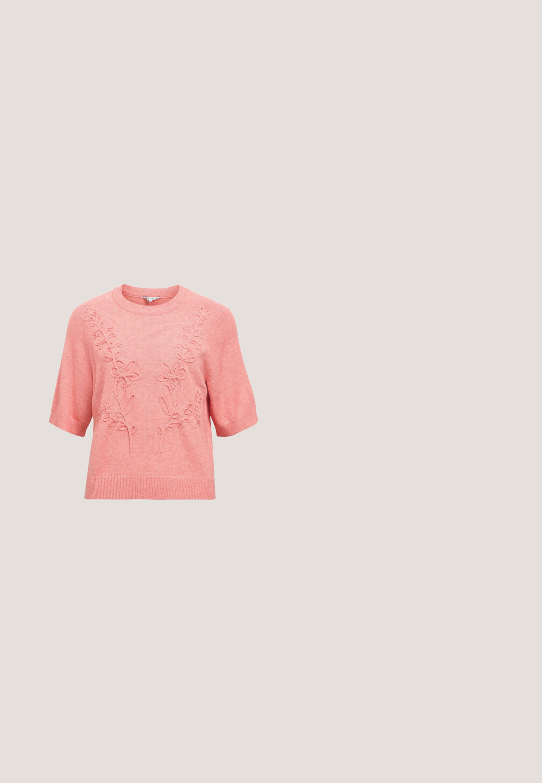 Rosa kurzärmliger Strickpullover mit gerippten Bündchen und Saum, vorne mit erhabener Blumenstickerei verziert.; Rosa Kordjacke mit langen Ärmeln, zwei Brusttaschen und braunen Knöpfen. Sie verfügt über einen klassischen Kragen und einen strukturierten, gerippten Stoff.; Hellrosa ausgestellte Hose mit Bundfalten und einem glatten Bund, vorderer Verschluss hinter Stoff verdeckt.; Flacher pinker Wildledersneaker mit roten Streifen, Gummisohle, grünem Fersenlasche und kleinen bestickten roten Rosen nahe der Ferse.; Pinke Leder-Umhängetasche mit goldfarbenem Reißverschluss, verstellbarem Riemen und abgerundetem Boden, kleiner Quasten-Detail an der Seite.; Korallenrosa Armband mit unregelmäßigen Perlen, vier glatten goldenen Ringen und einem strukturierten goldenen Seestern-Anhänger in der Mitte.