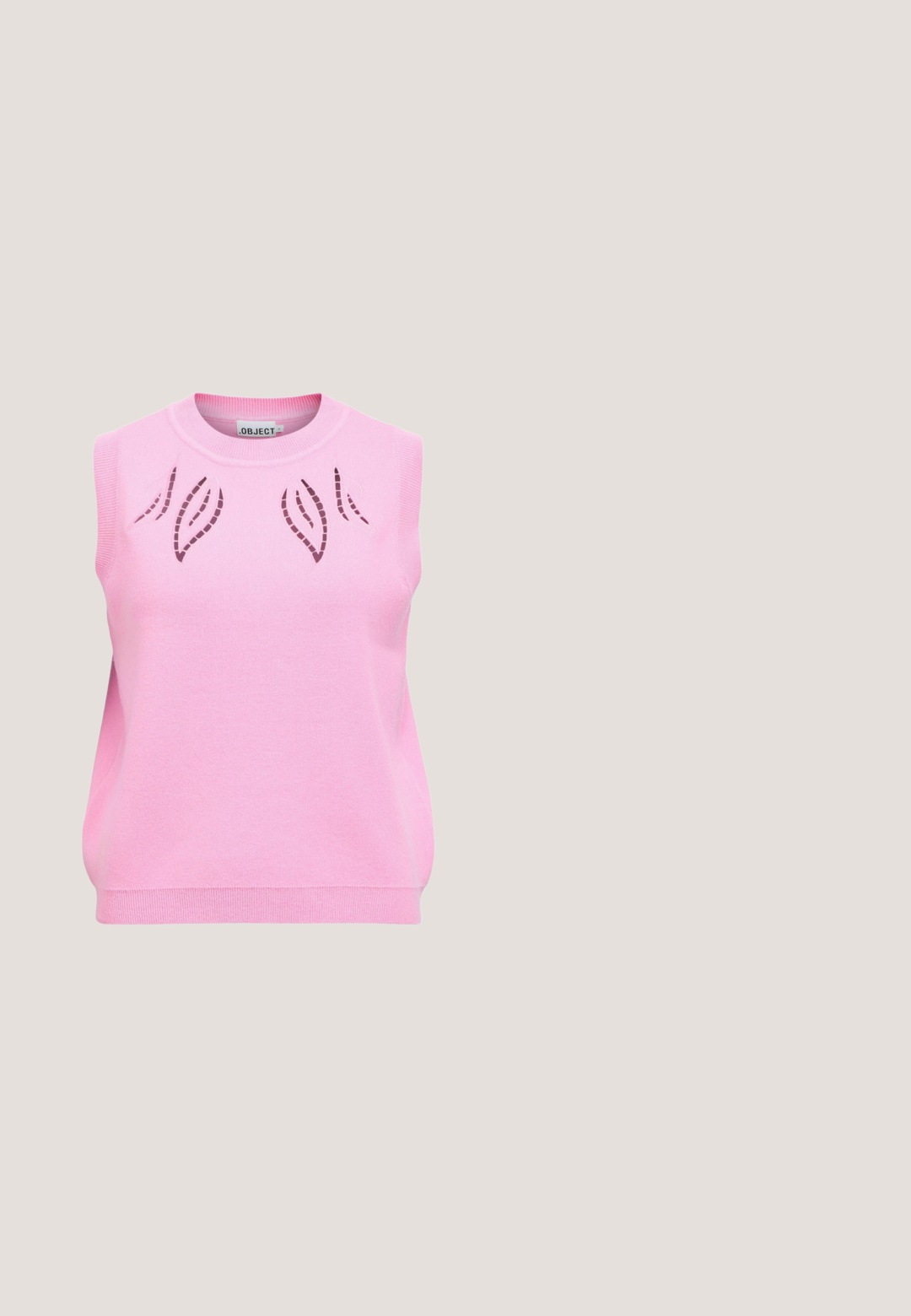 Mouwloze roze gebreide top met een ronde hals en symmetrische uitgesneden bladmotieven vlak bij de kraag.; Ingekorte ritsjack met lange mouwen in een meerkleurig geribbeld patroon met roze, paarse en blauwe strepen. Zilveren ritsdetails aan de voorkant.; Roze wijde jeans met donkerroze bloemenpatronen verspreid over de stof, met knopen aan de voorkant, ritssluiting en ontwerp met vijf zakken.; Low-profile sneaker met roze bovenwerk, zwart-witte koeienprint accenten, bordeaux veters en voering, en een treklus aan de hiel.; Roze schoudertas met een gevlochten band, een gladde textuur en een eenvoudige rechthoekige vorm tegen een witte achtergrond.; Delicaat armbandje met kleine gouden cilindervormige en kleurrijke vierkante kralen in groen, paars, bruin en beige met gouden ketting en sluiting.