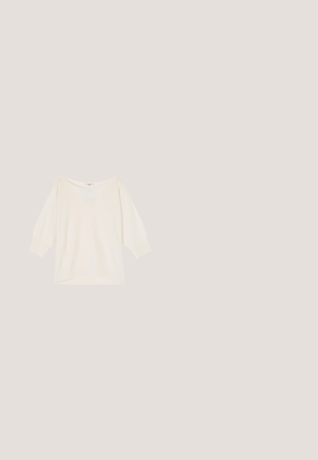 Off-white, loszittende gebreide trui met driekwart mouwen en een brede, ronde halslijn.; Witte mouwloze vest met een aansluitend ontwerp, zes ronde knopen en twee voorkruiszakken. Gemaakt van een glad materiaal met een nette afwerking.; Witte wijde broekspijpen met een gladde textuur, voorzien van voorplooien, een ritsluiting en riemlussen. Geen zichtbare patronen of accenten.; Beige leren slide sandaal met een open teen, platte hak, stikdetails en een decoratief accent op het bovendeel.; Witte rechthoekige crossbodytas met gouden gesp en verstelbare band, gladde afwerking, minimalistisch design.; Gouden armband met een fijne ketting, voorzien van drie triquetra-accenten en een centraal wit kraaltje. Inclusief een verstelbare sluiting met een label.