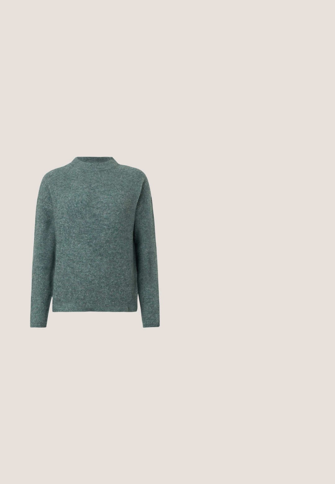 Pull en maille côtelée verte avec un col montant et des manches longues. Texture douce, coupe décontractée, et variations subtiles de teintes sur l'ensemble.; Blouse noire avec un col à volants et des manches longues bouffantes. Présente un devant à boutons et une coupe ample en tissu lisse.; Pantalon blanc à fines rayures verticales bleues, taille élastique, coupe droite et tissu léger pour un port décontracté.; Ballerines noires en cuir avec un bout pointu, un design découpé, une bride à la cheville et un accent en chaîne dorée. Texture lisse, talon minimal.; Sac à main noir en matériau texturé, doté de deux poignées supérieures et d'une bandoulière amovible, avec un accent logo en argent.; Boucle d'oreille en argent avec une finition polie, présentant de petits détails en or et de forme ronde, portée sur le lobe.