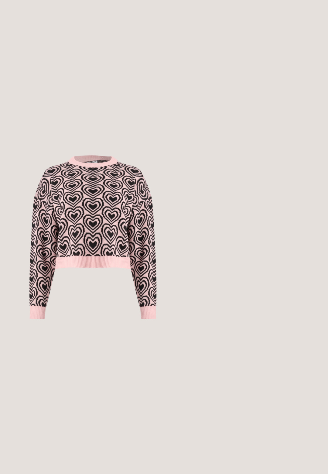 Pull court rose avec un motif de cœurs noirs, col rond côtelé et poignets. Le matériau semble doux avec une finition texturée.; Chemise en denim noir à manches longues, avec deux poches plaquées poitrine et un col classique sur un fond blanc.; Jupe en denim gris à taille haute, avec une fermeture à boutons sur le devant et deux poches latérales. Présente un ourlet effiloché et une texture légèrement délavée.; Ballerines en cuir verni noir avec un bout rond, un design à lacets et une semelle plate. Texture lisse avec peu de détails.; Sac à main rose avec une finition brillante, grande bandoulière, poche avant avec un détail de boucle décoratif. Texture lisse, design minimaliste.; Paire de boucles d'oreilles ovales argentées avec une forme légèrement irrégulière et ondulée et des fermoirs à charnière sur fond blanc.
