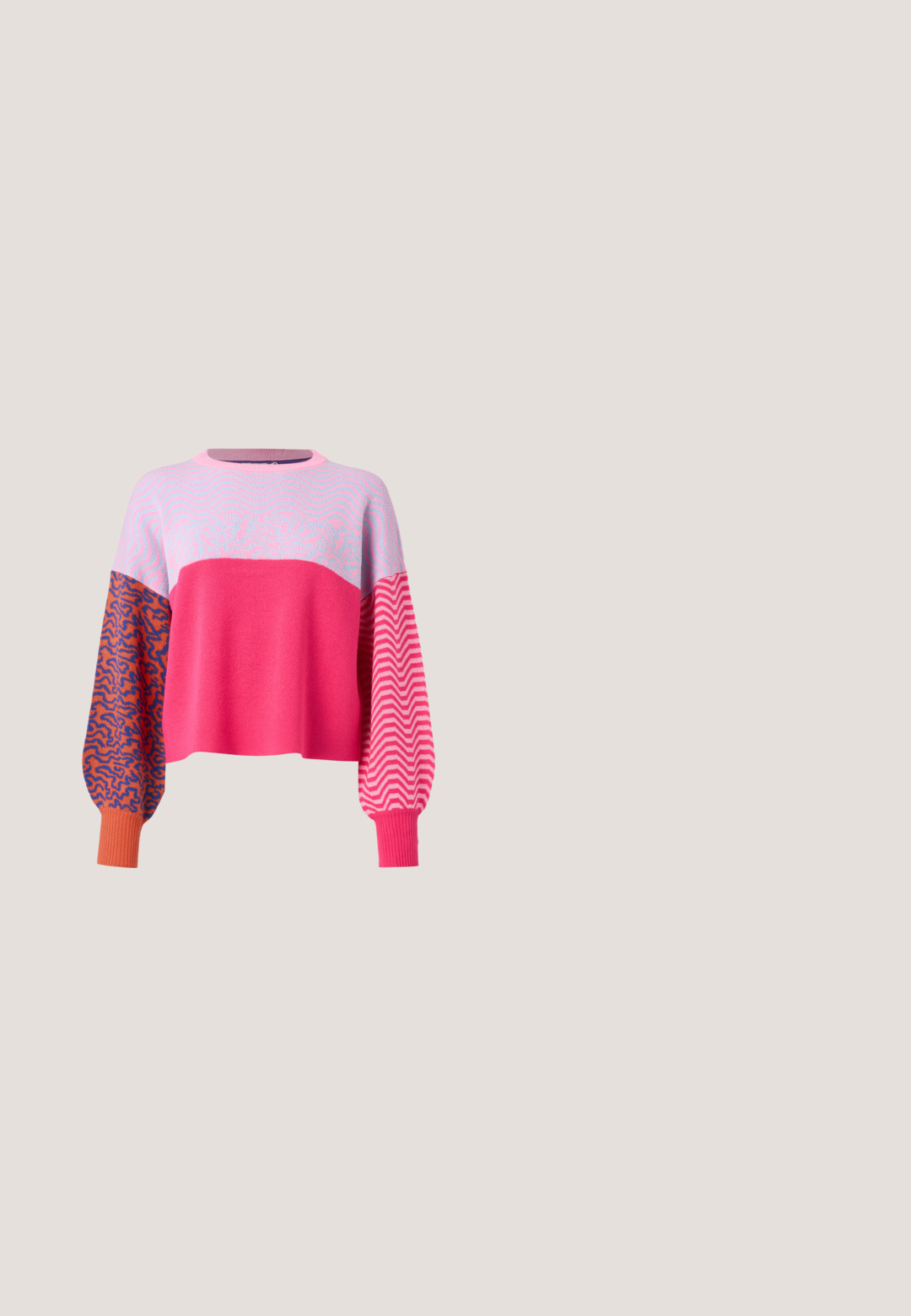 ONLY ONLHILLA MIX BOX ONECK - Striktrøje - raspberry sorbet; Denimskjorte med klassisk krave, blå farve, oversized pasform og dekorative hjerteformede udsparinger. Har trykknapper og lange ærmer.; Vidbenede cowboybukser i mediumblå med høj talje, fem lommer og syningsdetaljer. Glat tekstur, udekoreret finish.; Kremfarvet platform sneakers med tyk hvid sål og brunt zigzag mønster, snørelukning og øvre materiale af lærred.; Rød læder skuldertaske med en buet form, en lynlåslukning og en tynd justerbar rem. Glat tekstur med syningsdetaljer.; Guld øreringe i hoop-stil med et tekstureret design prydet med små, runde perler langs den ydre kant. Letvægtige med en sikker lukning.