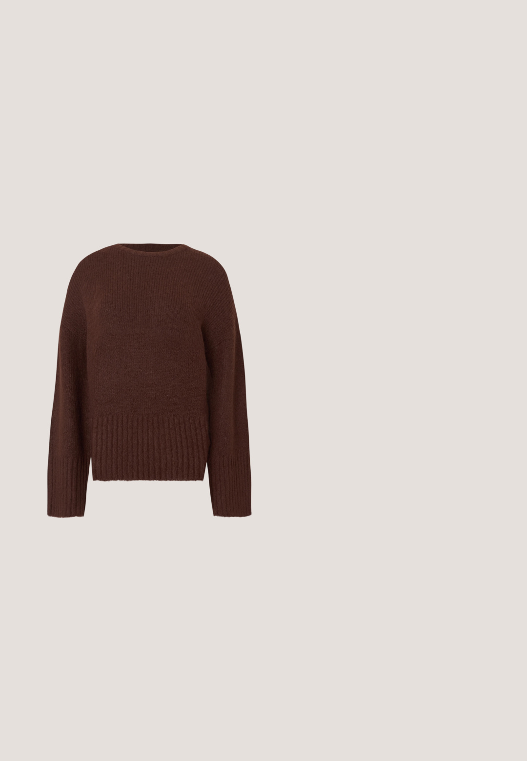 Suéter marrón de punto con dobladillo y mangas acanaladas. Presenta un escote redondeado y un acabado texturizado. Diseño de corte regular.; Camiseta de manga larga en color beige claro, con un diseño en degradado azul. Textura suave, con cuello redondo y línea de dobladillo recta.; Pantalones de lino beige con un diseño de pierna recta, que presentan un cierre de botón y una corbata de tela en la cintura, ofreciendo una apariencia ligera y texturizada.; Zapatilla beige con una mezcla de materiales suaves y texturizados, con una suela gruesa, cordones decorativos y una lengüeta trasera.; Bolso de mano con estampado de serpiente marrón, con una superficie texturizada, diseño curvado, una correa para el hombro y un bolsillo con cremallera en la parte frontal.; Pendientes de gota de metal plateado con una superficie suave y reflectante, en forma de lágrima, que presentan un diseño sin costuras y sin embellishments visibles.