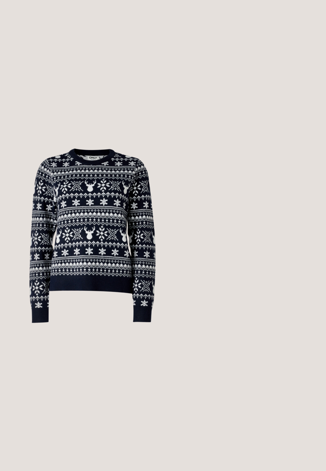 Marineblauwe gebreide trui met witte sneeuwvlokken en rendierpatronen, ronde halslijn, lange mouwen en geribde zoom.; Donkerblauwe denim jeans met een hoge taille, wijde pijpen en een klassieke vijf-pocket stijl. Afgewerkt met contrasterende stiksels en een metalen knoop.; Witte leren sneaker met een dikke plateauzool, een getextureerd detail en traditionele vetering, geplaatst bovenop een blauw getextureerd tapijt.; Zwarte, hoekige zonnebril met grijze lenzen; gemaakt van plastic, met dikke armen met een gladde oppervlakte en zonder zichtbare hardware.; Pieces PCALUANA SHOULDER BAG - Handtas - black; Goudkleurige oorbellen in de vorm van abstracte handen, met een glanzend oppervlak, ingewikkelde details en een zilver- en goudkleurige post voor een veilige bevestiging.