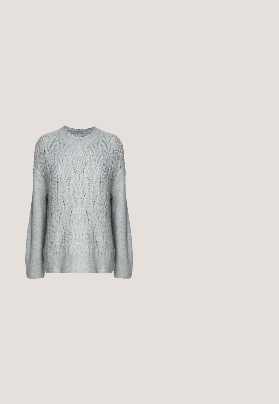 Pull en maille gris clair avec un motif en vagues, col rond et manches longues avec une bordure et des poignets côtelés.; Jeans en denim gris évasés avec une taille ajustée, un design à cinq poches et un léger délavage. Présentent une fermeture à bouton et un ourlet cousu.; Chaussure plate en cuir verni noir avec un bout pointu, une sangle de cheville avec boucles, et une texture lisse et brillante. Talon bas pour le confort.; Lunettes ovales avec une monture métallique argentée, verres transparents et accents de branches texturées avec perles. Design léger avec des branches courbées.; Pochette argent métallique avec un corps doux et froncé et une fine bandoulière. Présente une texture lisse et brillante ainsi qu'une forme arrondie.; Cadenas en forme de cœur en argent avec les inscriptions gravées "OUI" et "NON", finition polie, design symétrique et un robuste fermoir en métal.