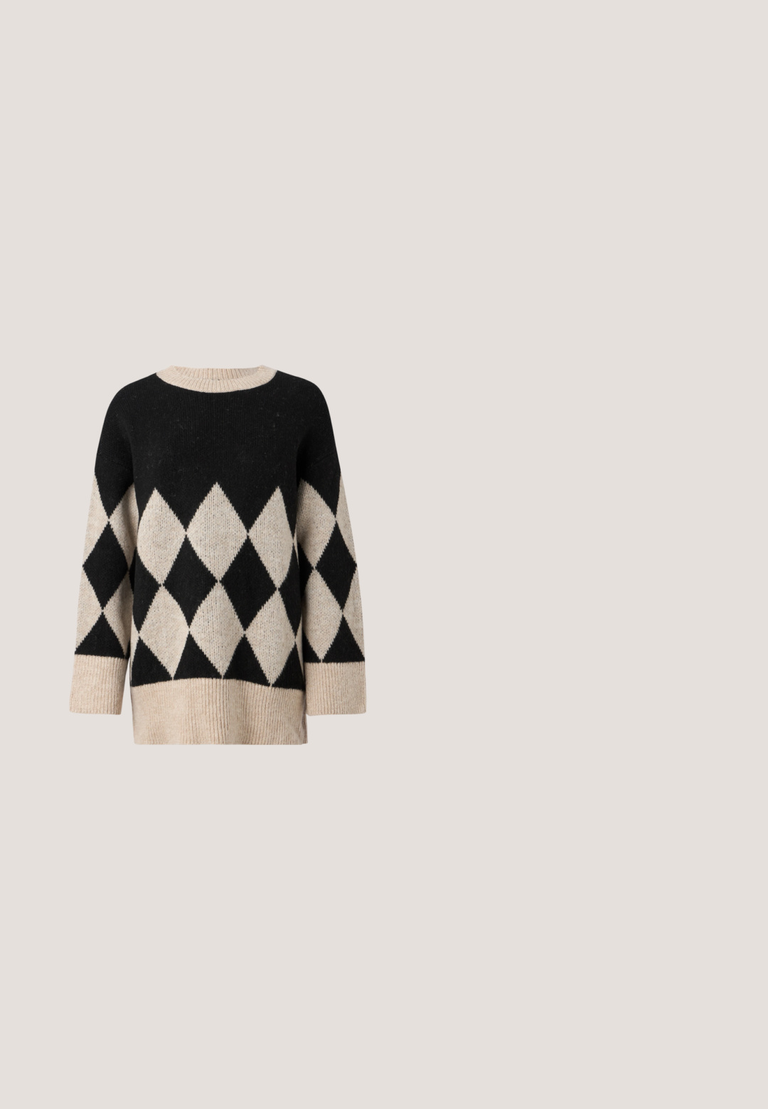 Pull noir et crème avec un motif en losange, col rond, manches larges et finition en tricot texturé.; Chemise beige raccourcie en mélange de coton, dotée d'un col pointu, d'une fermeture à boutons et d'une petite poche poitrine avec broderie de logo.; Pantalons en velours côtelé beige avec une taille élastique et un cordon de serrage, présentant une texture côtelée verticale et des jambes fuselées.; Mocassin en cuir noir avec détail de boucle dorée posé sur un tapis bleu texturé, avec en arrière-plan une sculpture grise floue.; Sac cabas rectangulaire noir avec deux longues anses et des accents en cuir verticaux à l'avant, sur un fond clair uni.; Bague en or en forme de cœur avec une finition lisse et polie, présentant des lignes courbes en relief et un accent arrondi sur le dessus.