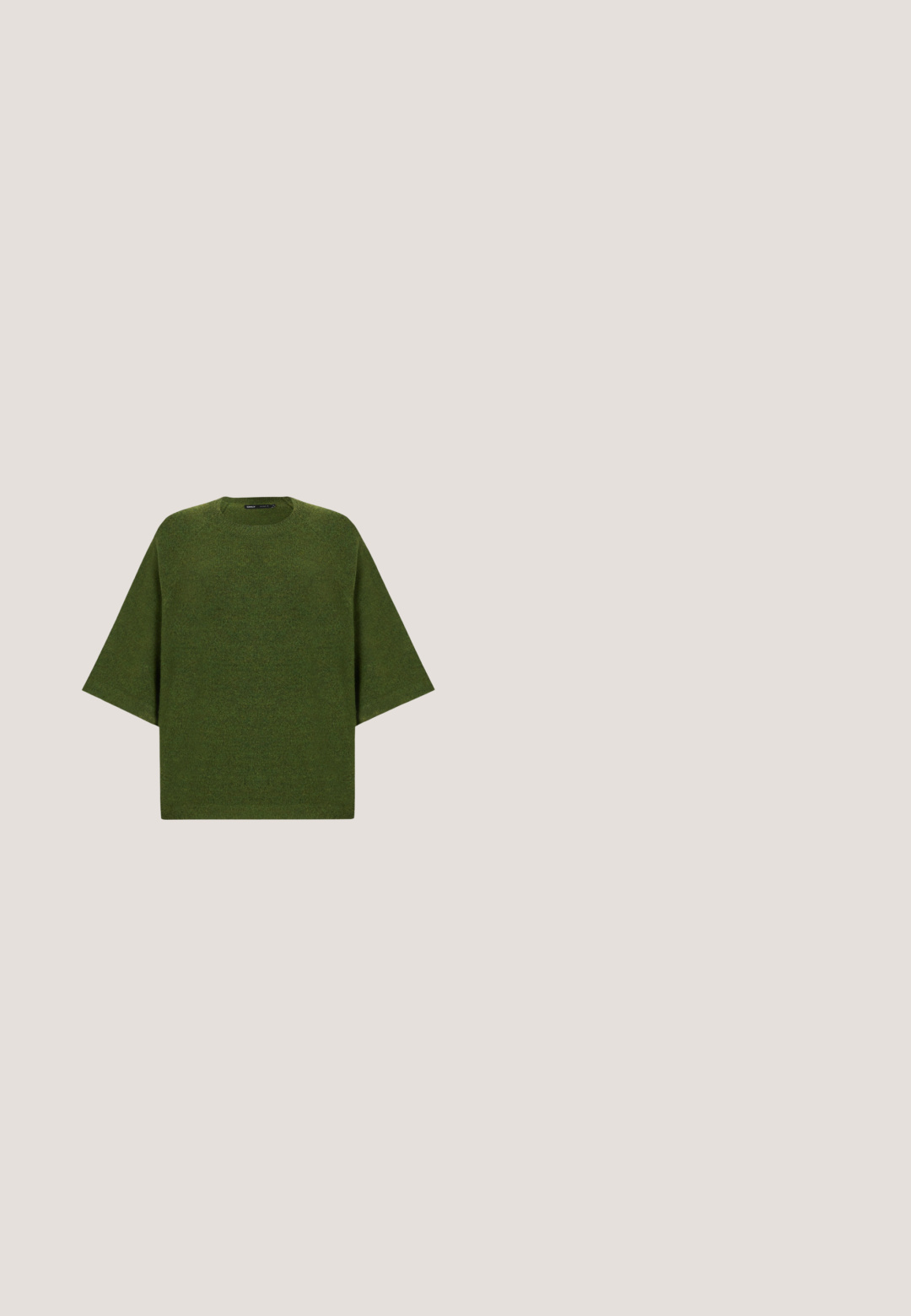 Grøn kortærmet strikket sweater med rund halsudskæring og løs pasform på en ensfarvet lys baggrund.; Brun langærmet skjorte med stående krave og trykknap, to forlommer med klap og skjult knaplukning.; Tan brede benbukser lavet af et blødt stof. Har en opredt kant, frontlommer og en lynlås med knaplukning.; Beige sneakers med ruskind og mesh-materialer, rund form, fremtrædende polstret krave og en gummikondisko. Har et bølge-design som accent.; Mørkegrå lædertaske med forlommesuede lomme, lås i guldfarve, dobbelte håndtag og justerbar skulderrem med kædedetalje.; Par af guldbøjleøreringe, den ene plain og den anden med en grøn ædelsten og små klare krystaller, vist på en hvid baggrund.